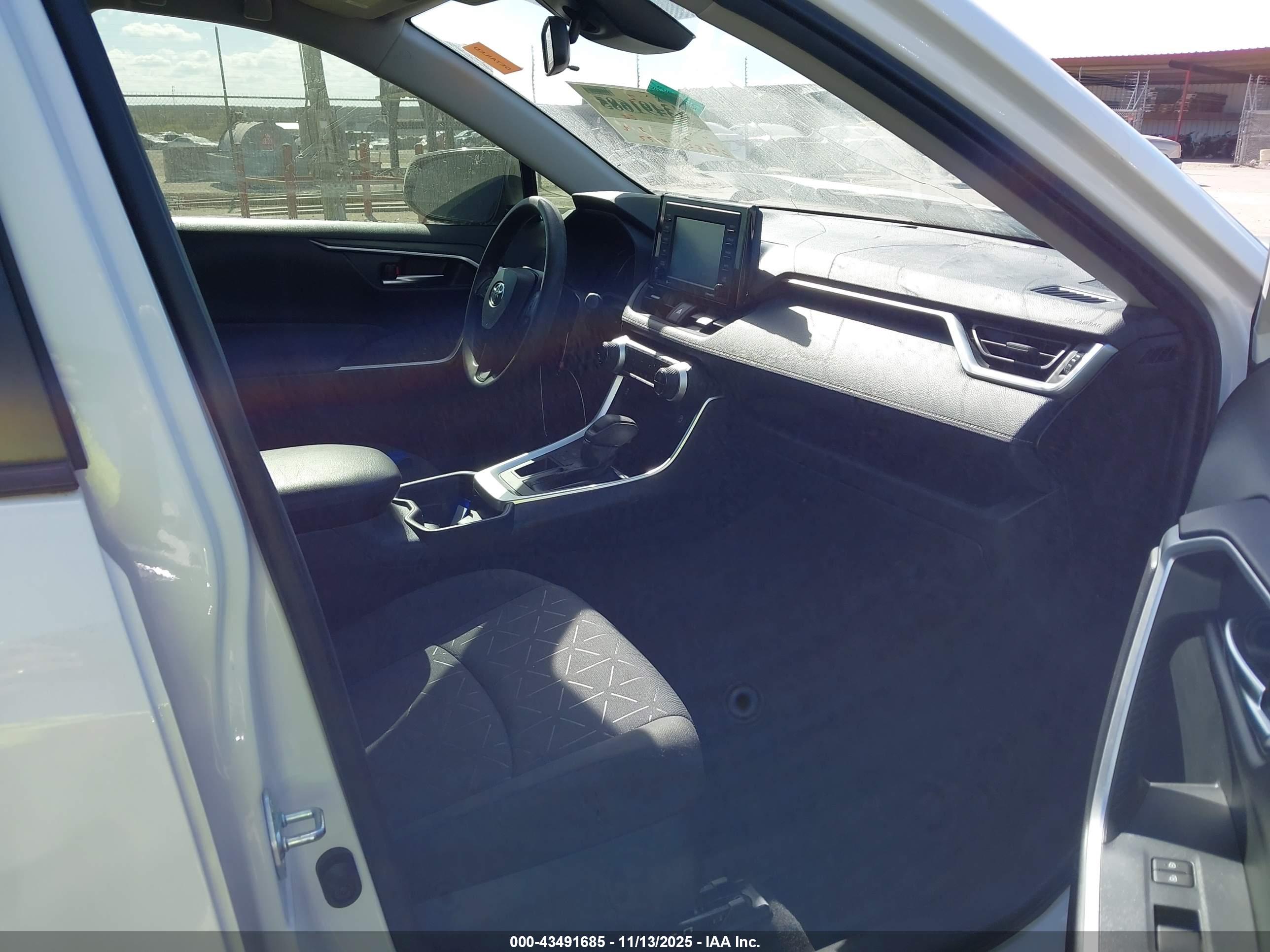 TOYOTA RAV4 image 5