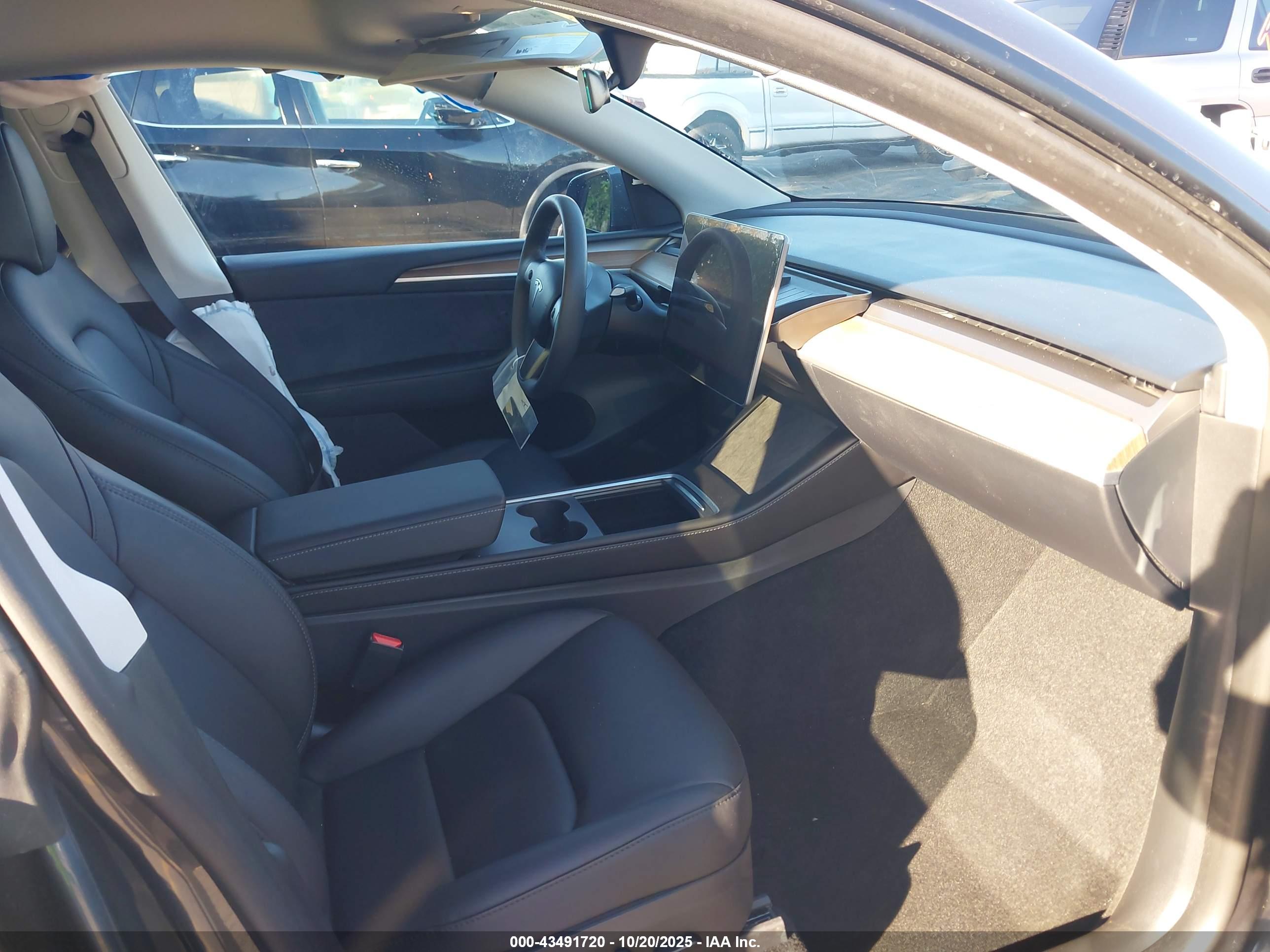 TESLA MODEL image 5