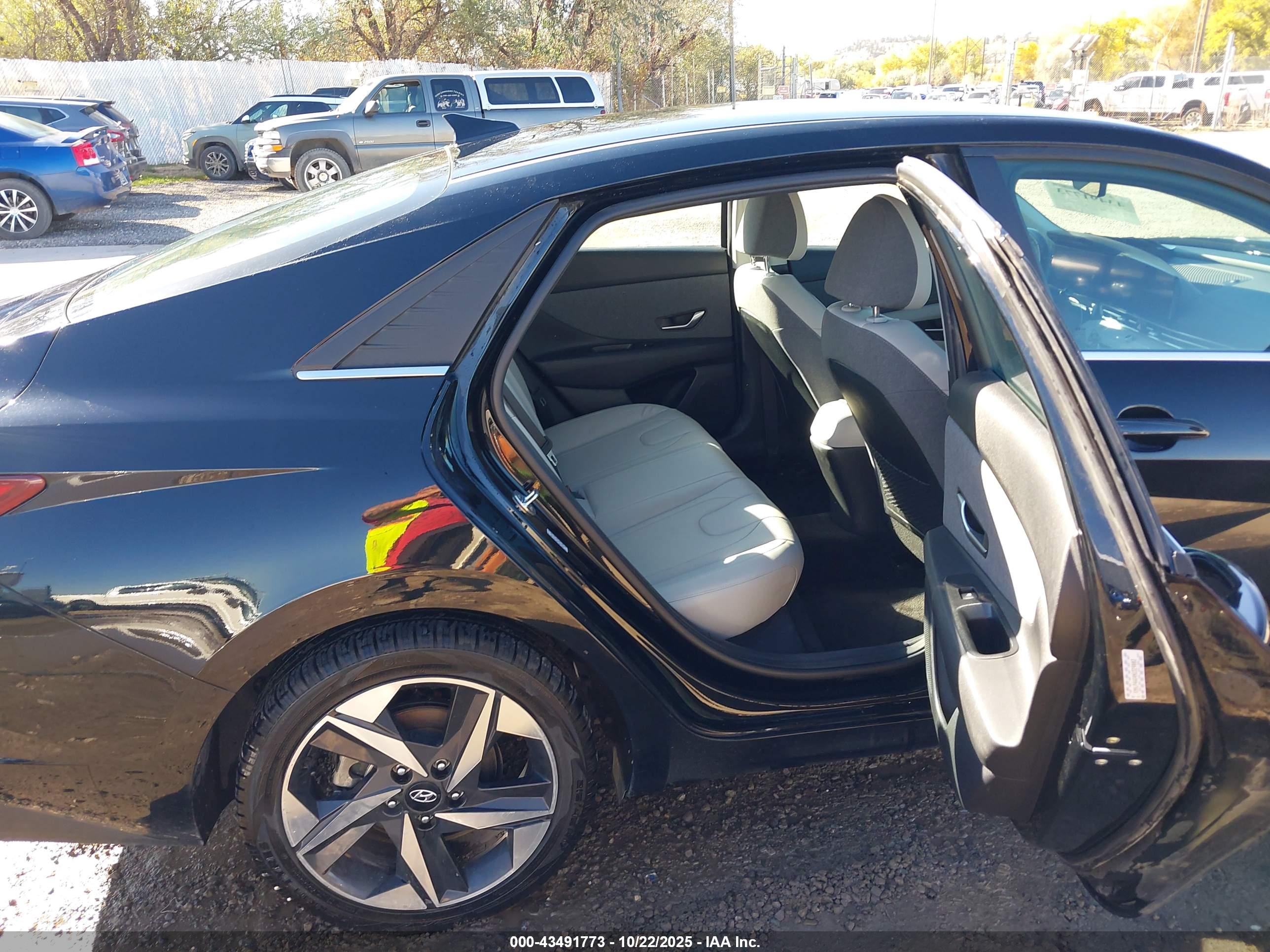 HYUNDAI ELANTRA image 8
