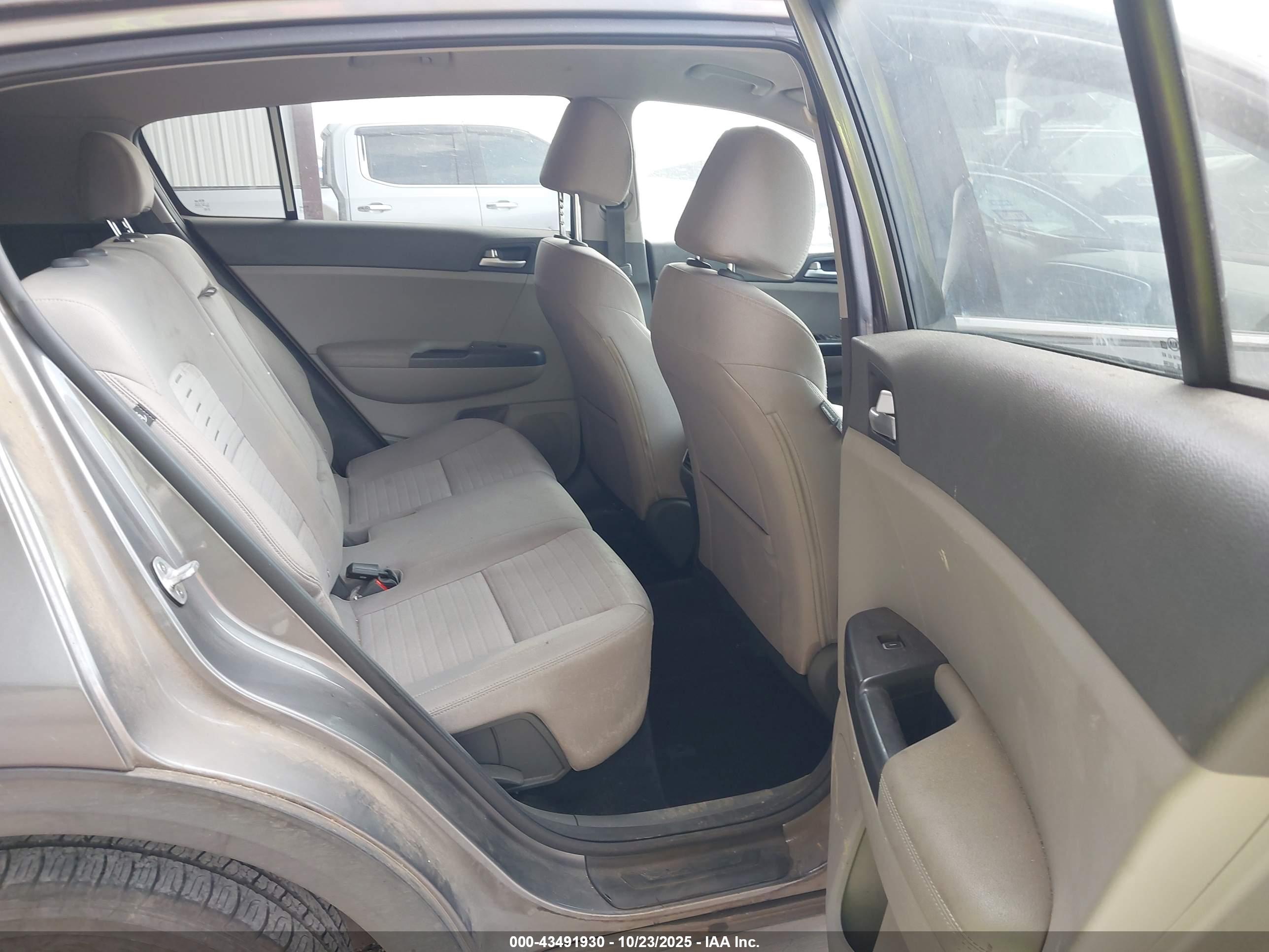 KIA SPORTAGE image 8