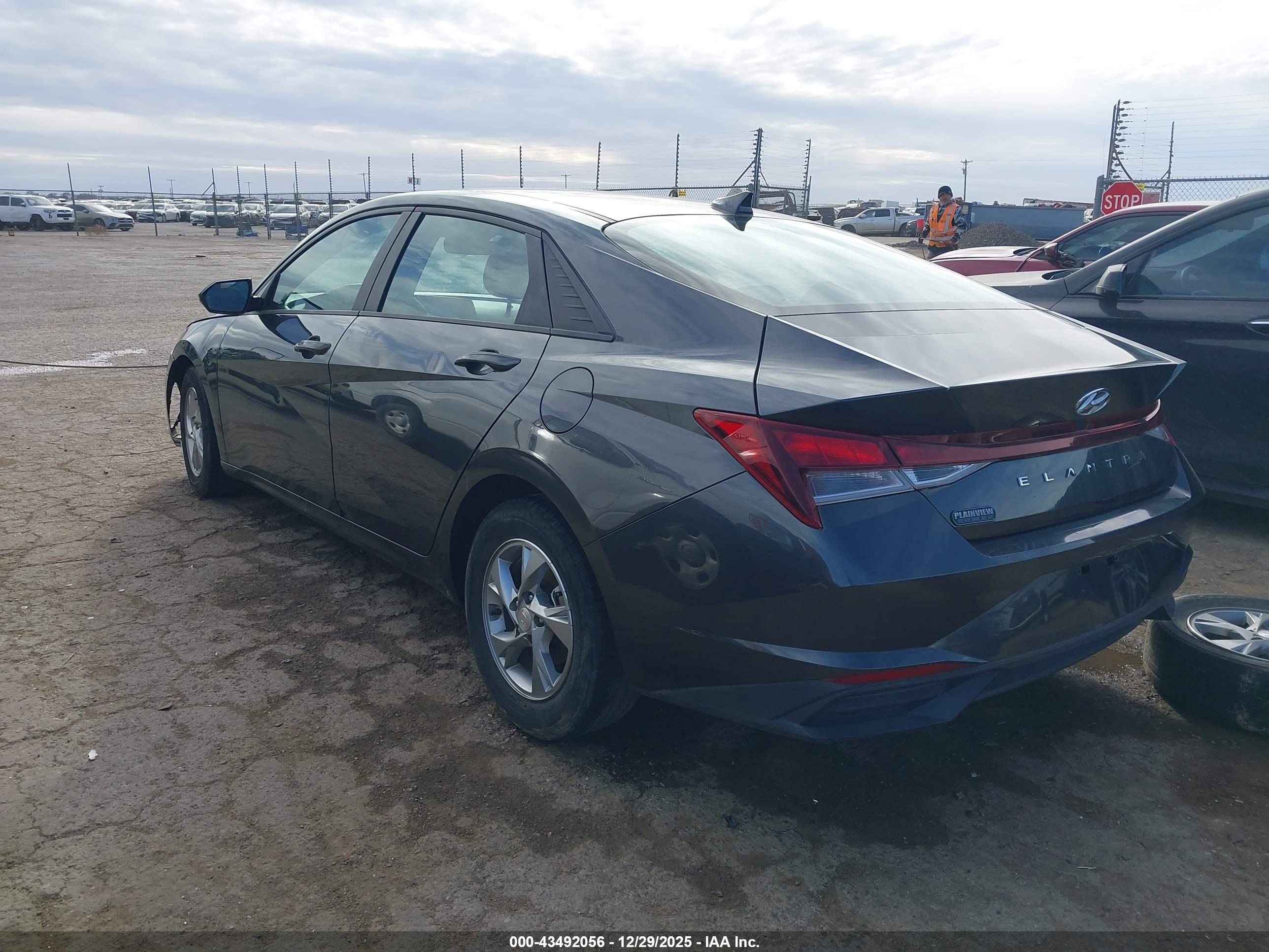 HYUNDAI ELANTRA image 3