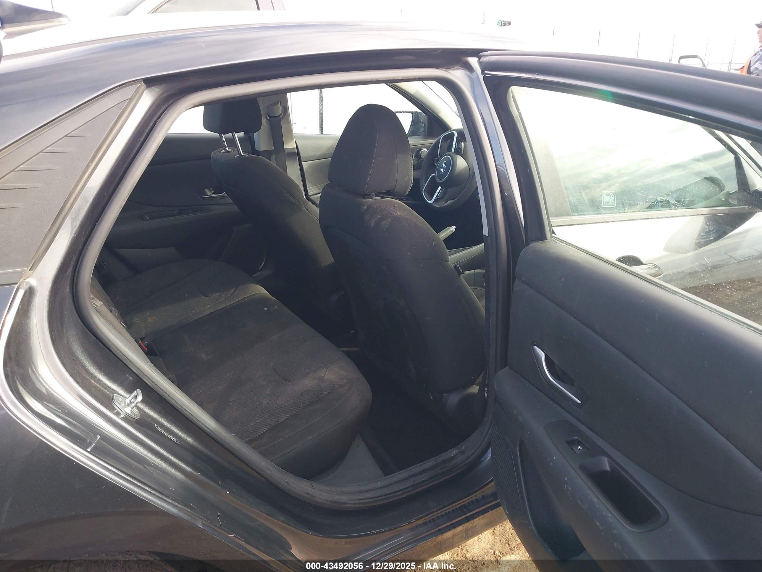 HYUNDAI ELANTRA image 8