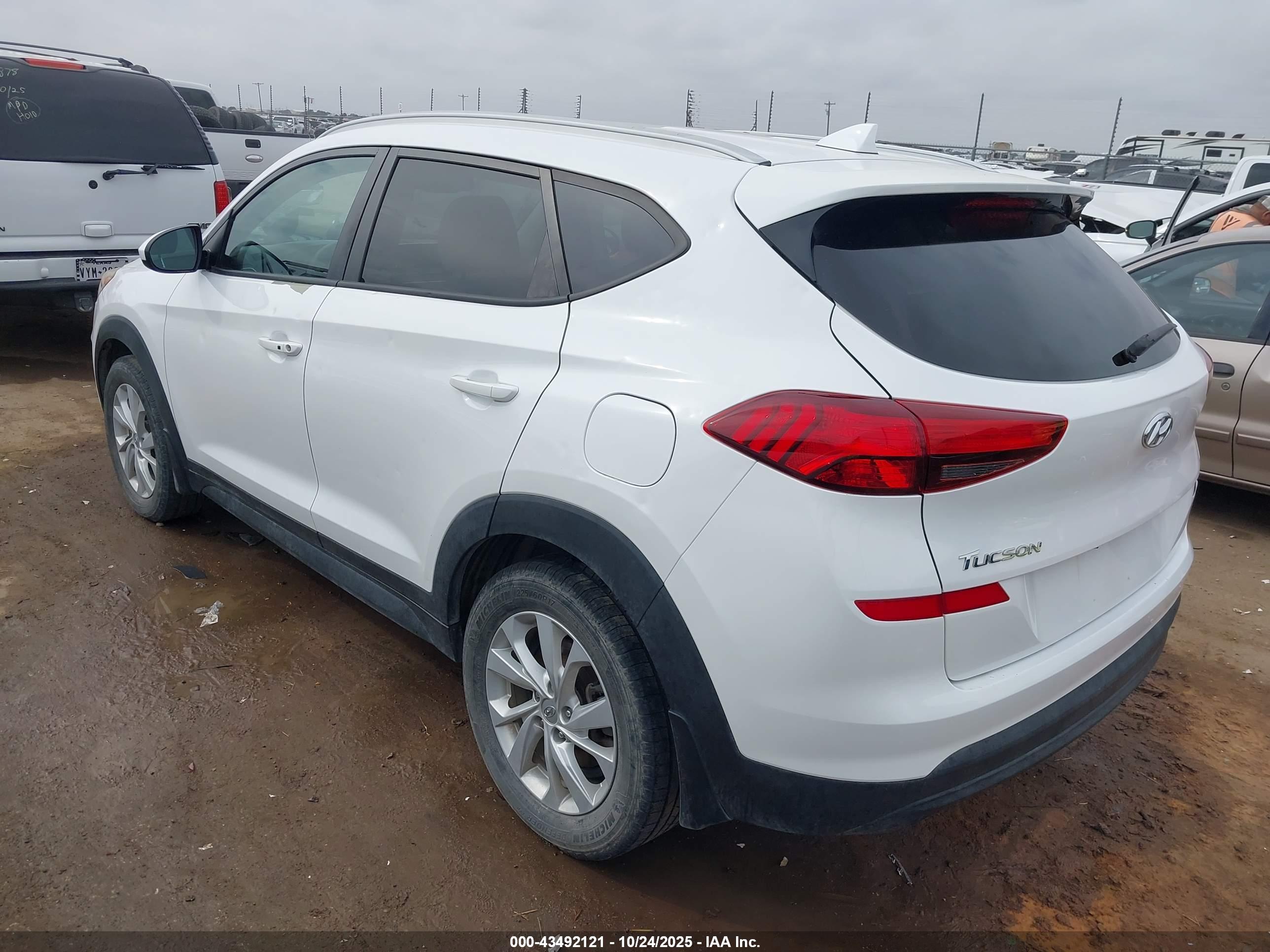 HYUNDAI TUCSON image 3