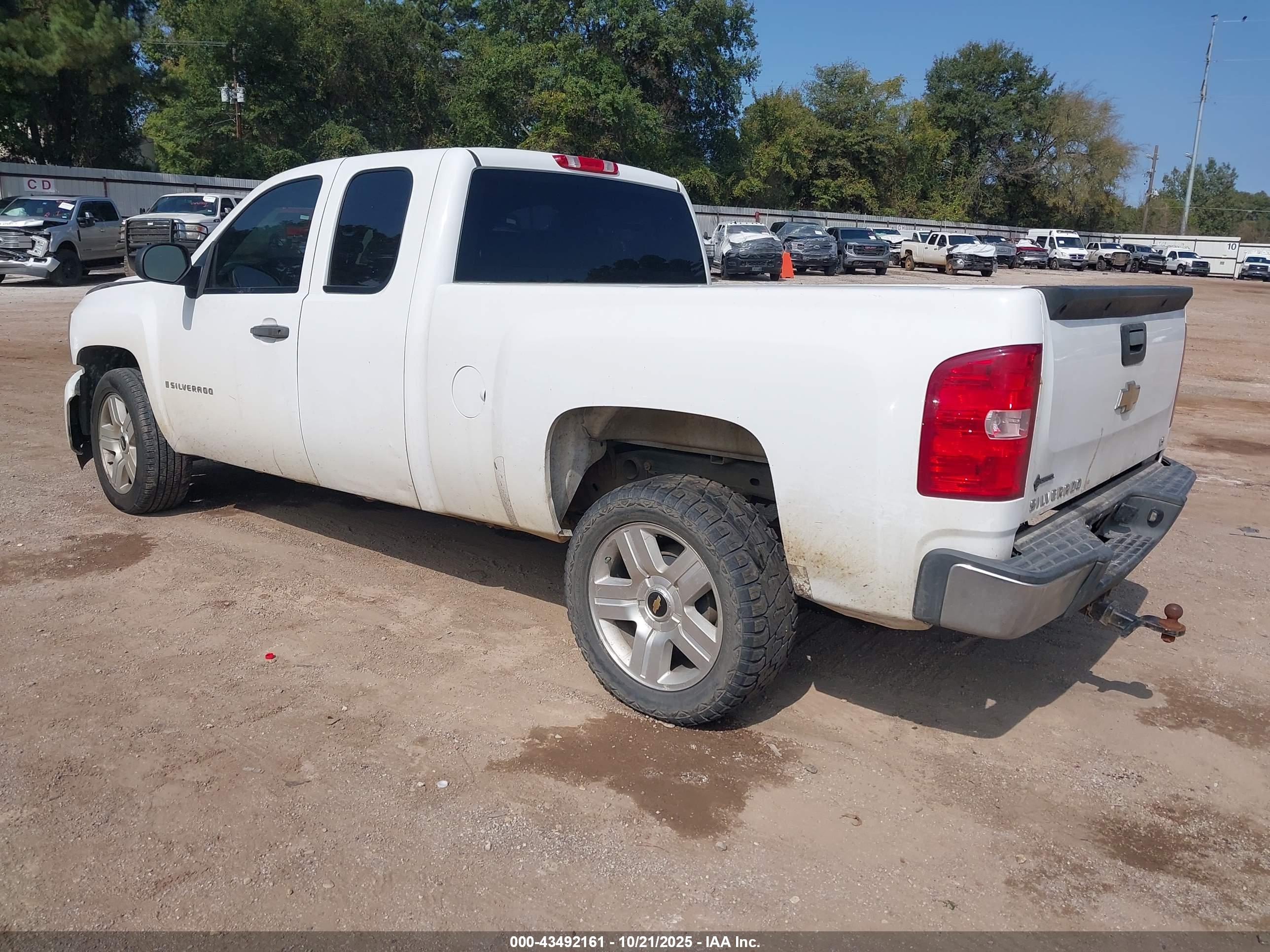 CHEVROLET SILVERADO image 3