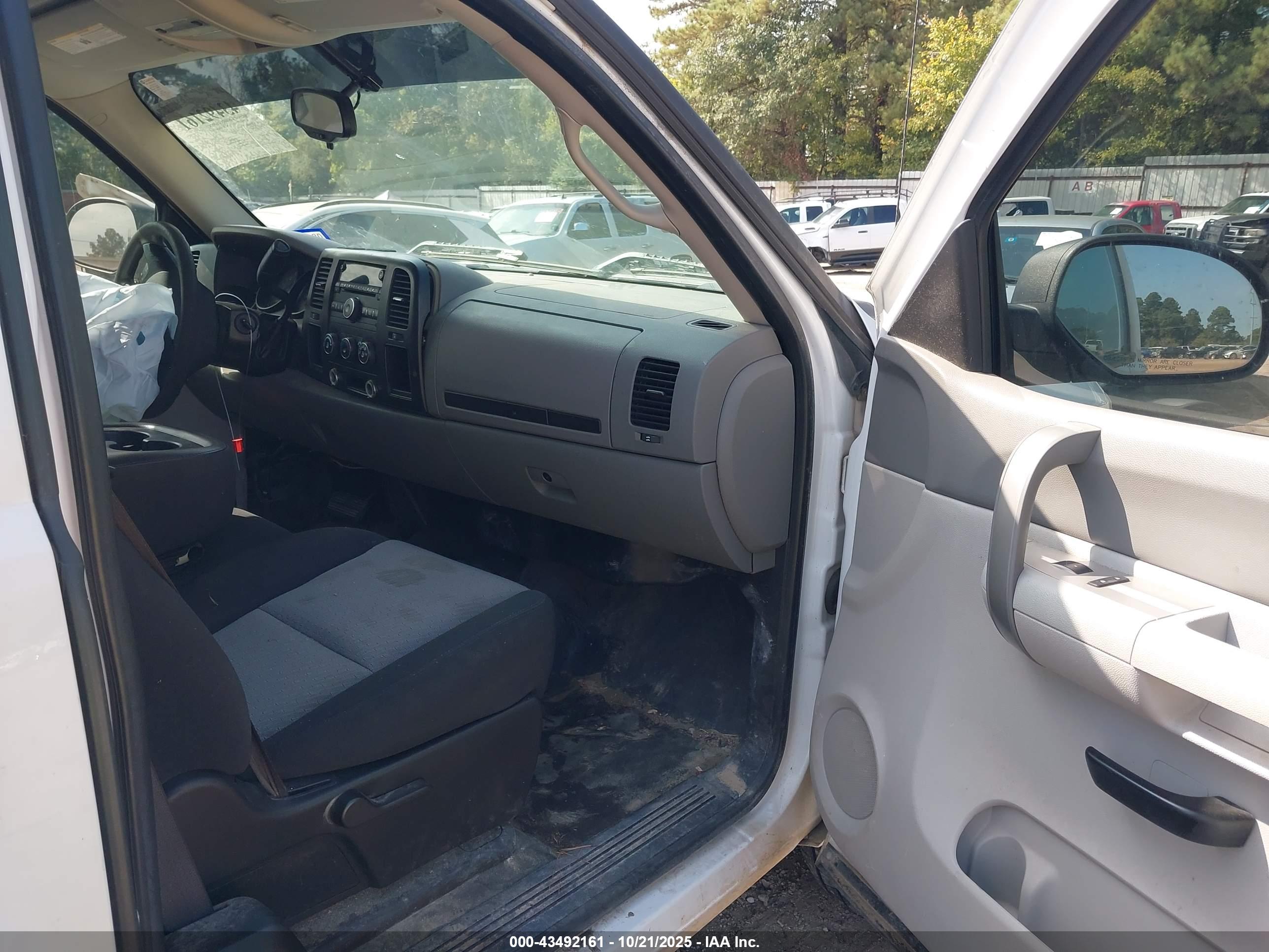 CHEVROLET SILVERADO image 5