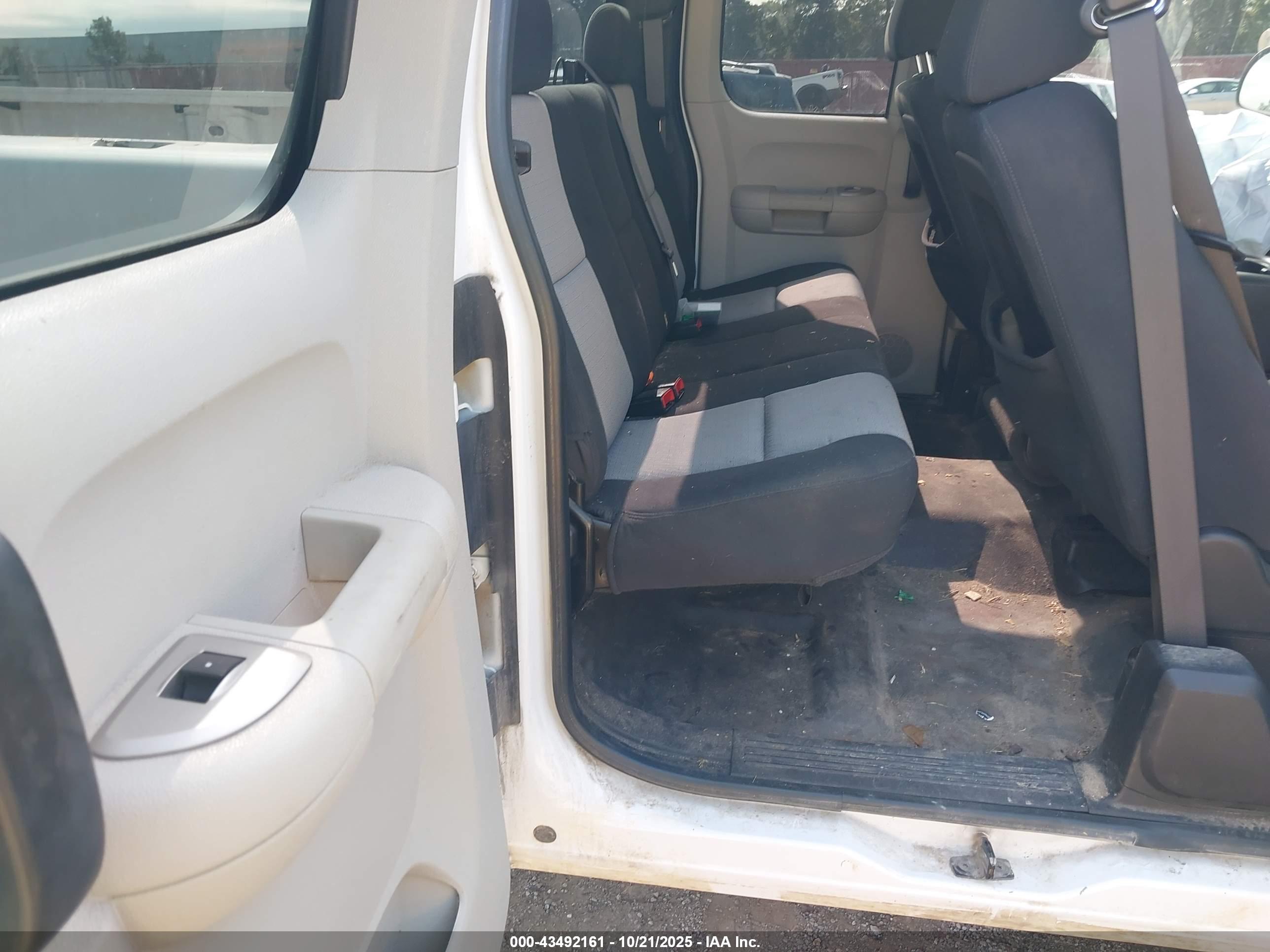 CHEVROLET SILVERADO image 8