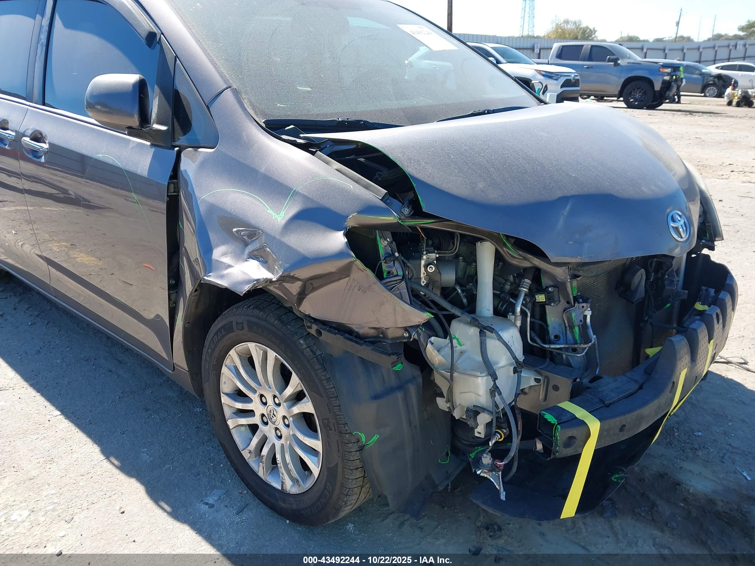 TOYOTA SIENNA image 6