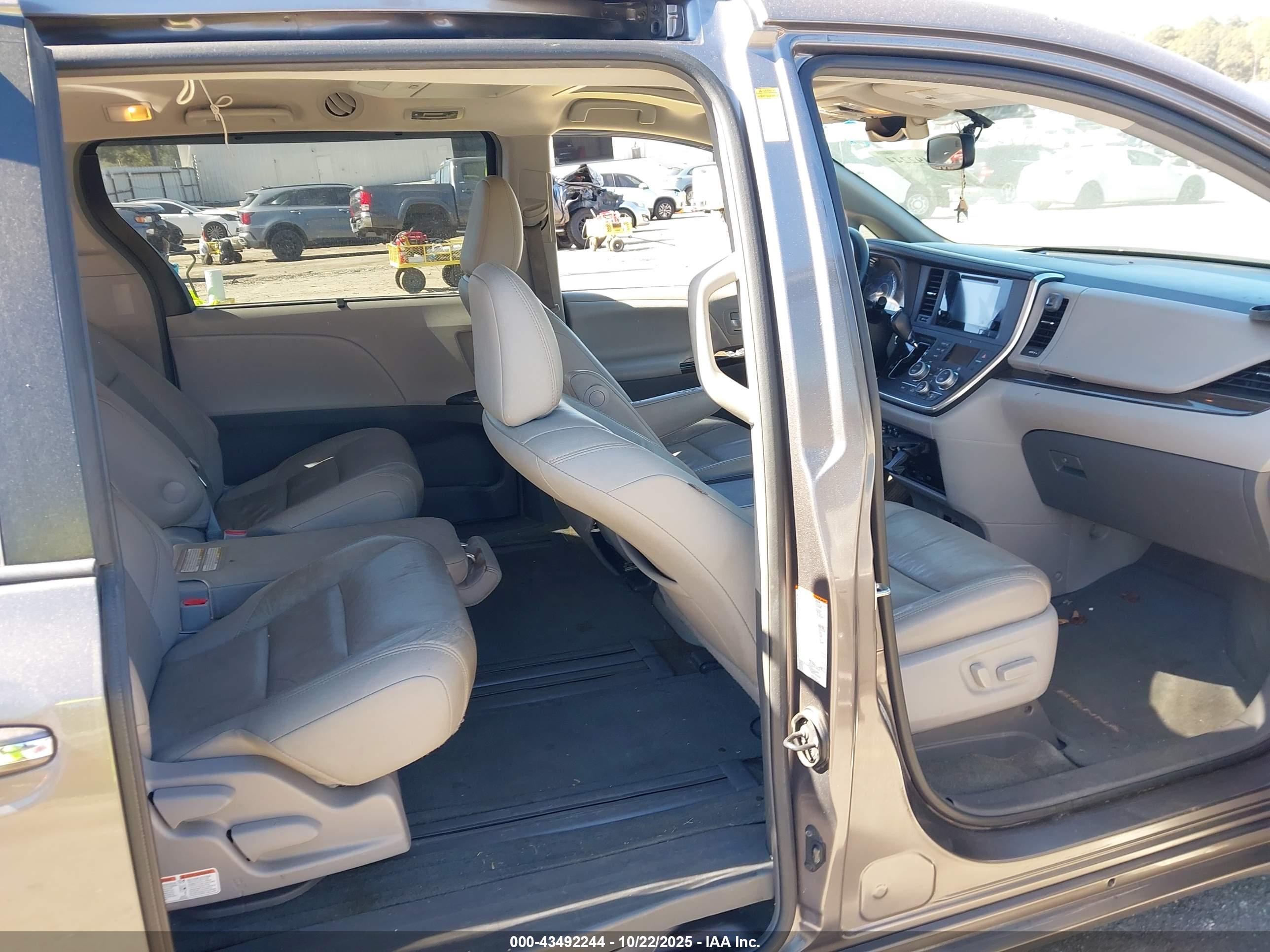 TOYOTA SIENNA image 8