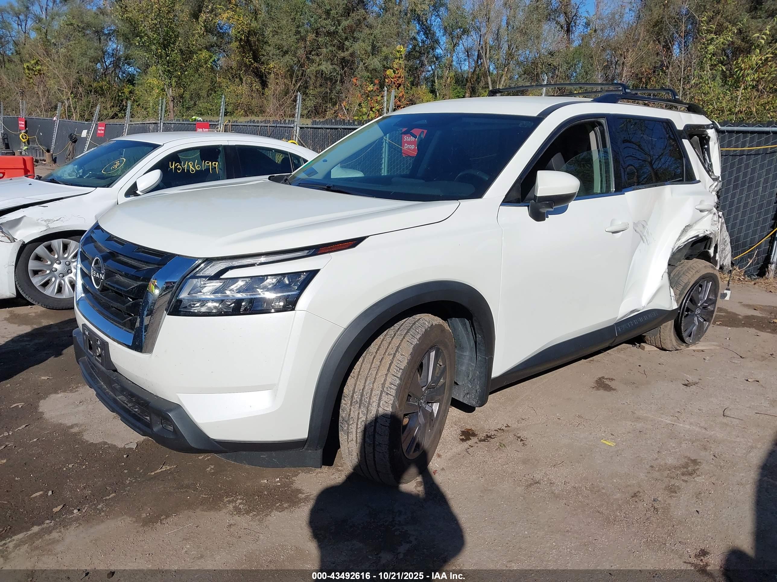 NISSAN PATHFINDER image 2