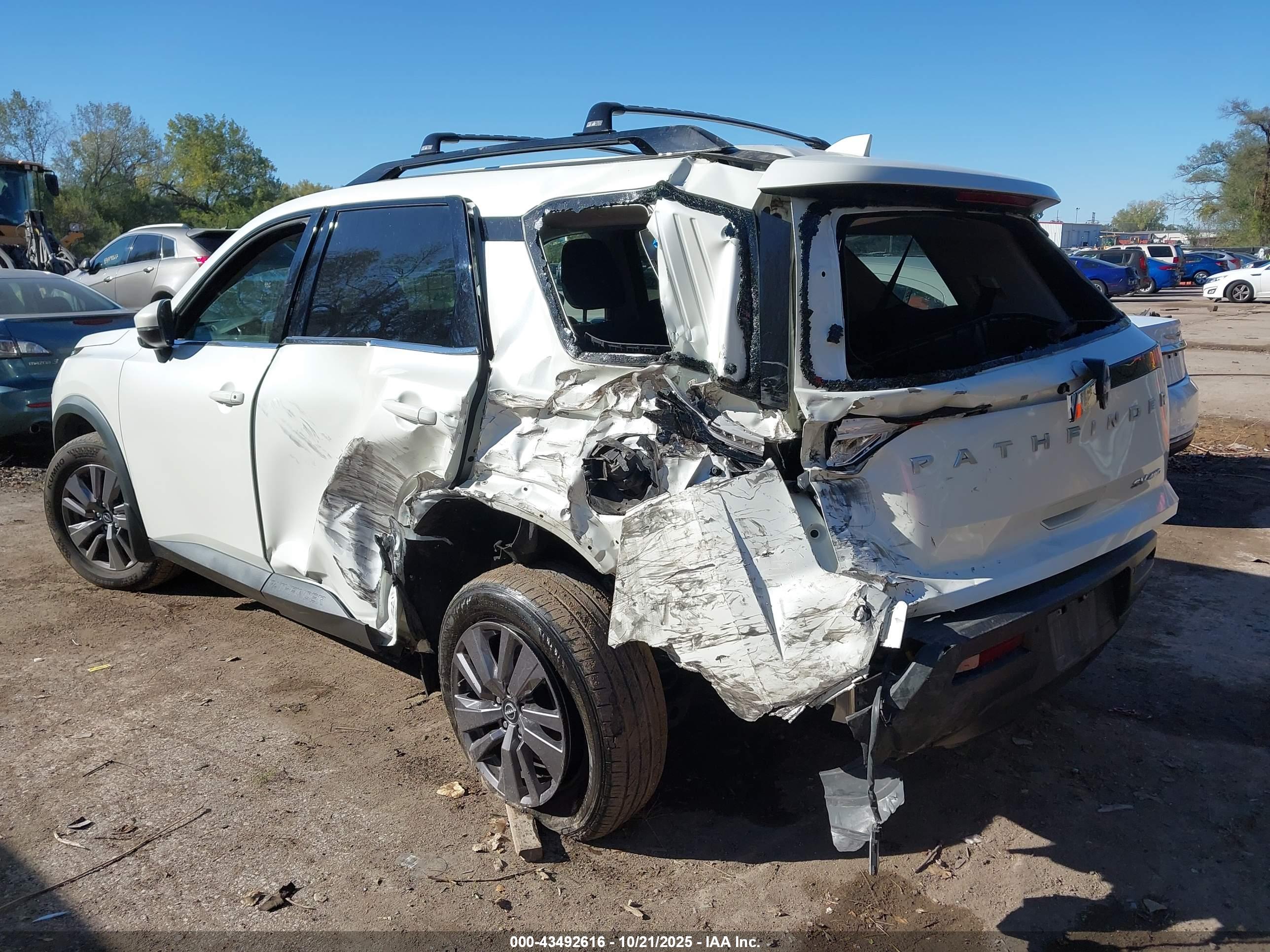 NISSAN PATHFINDER image 3