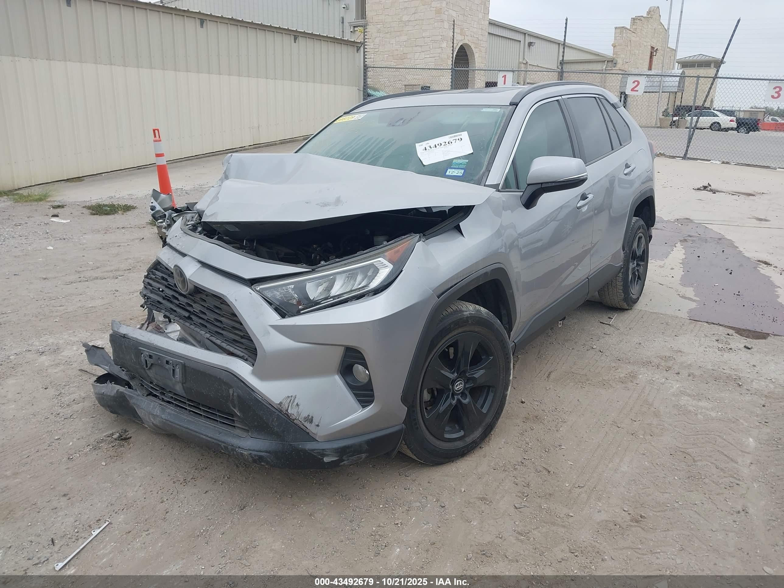TOYOTA RAV4 image 2