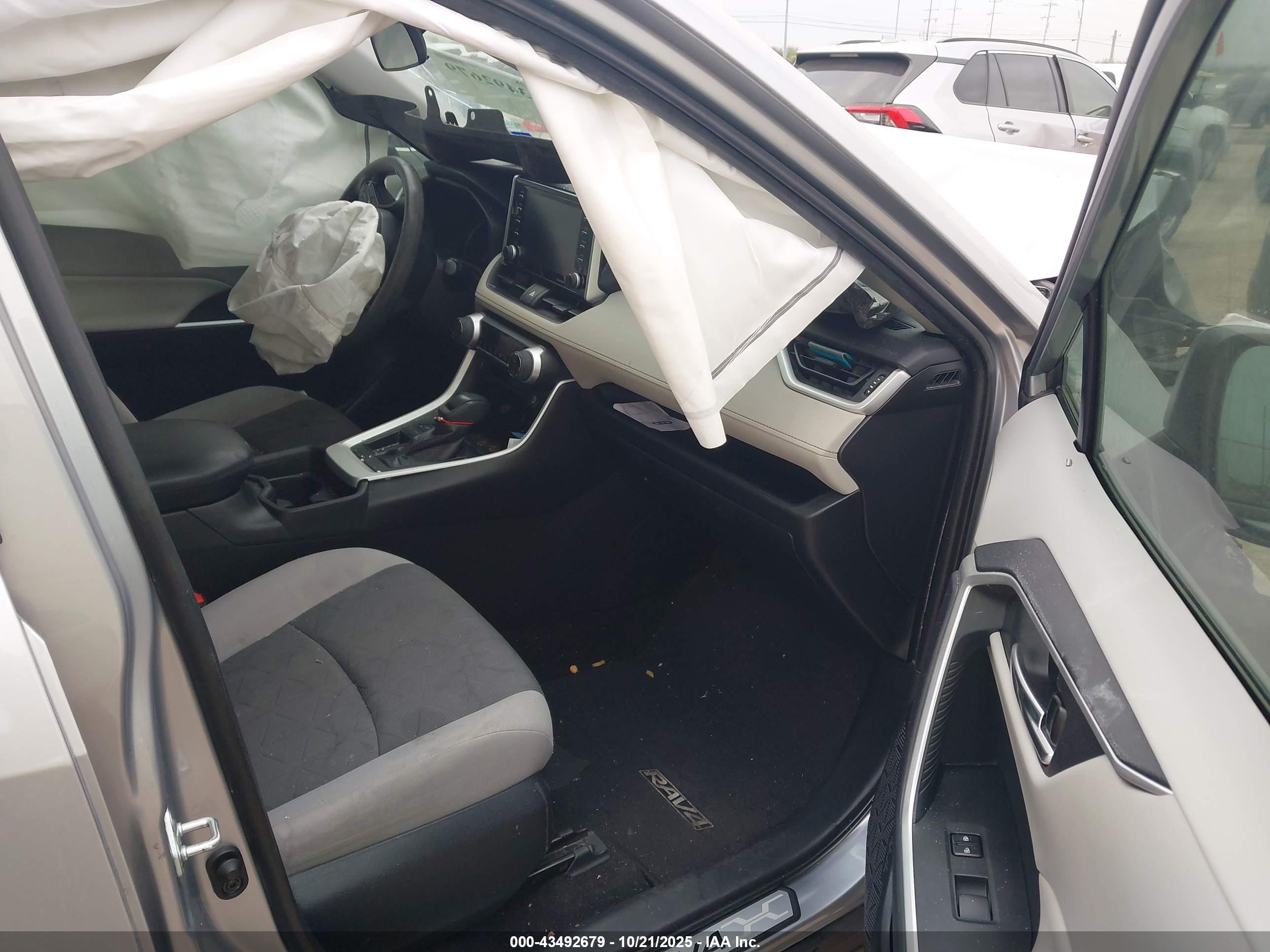TOYOTA RAV4 image 5