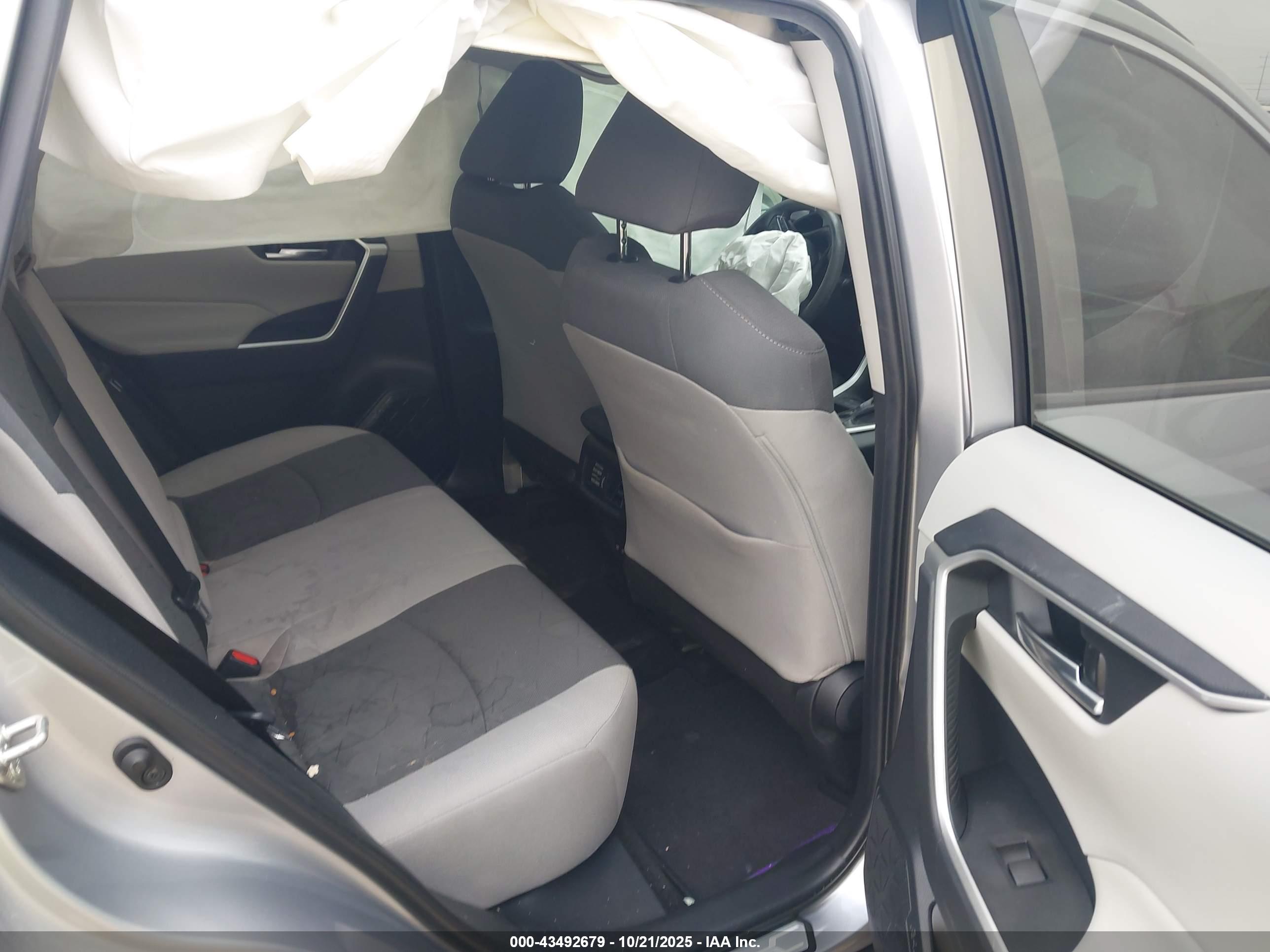 TOYOTA RAV4 image 8