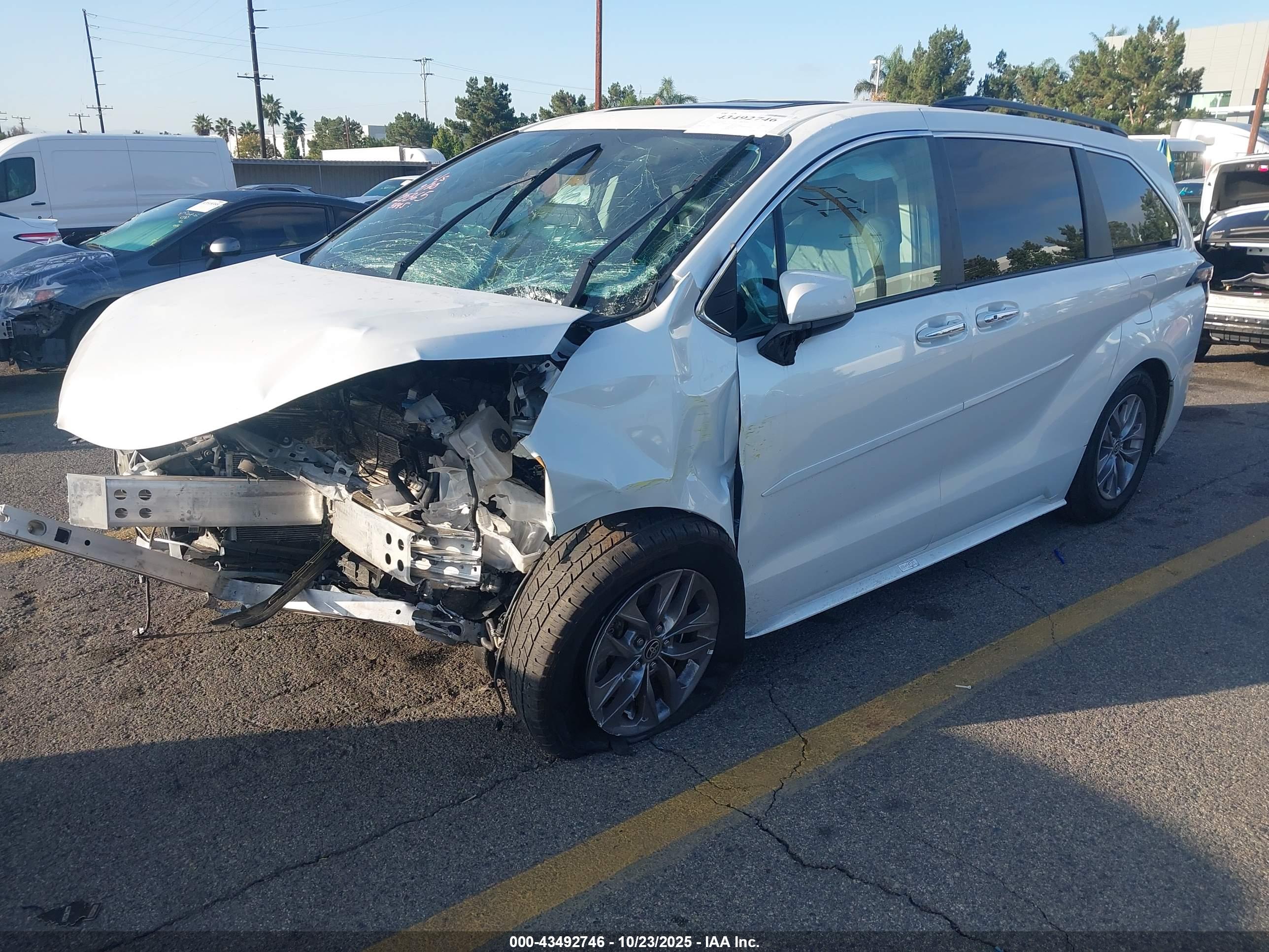 TOYOTA SIENNA image 2
