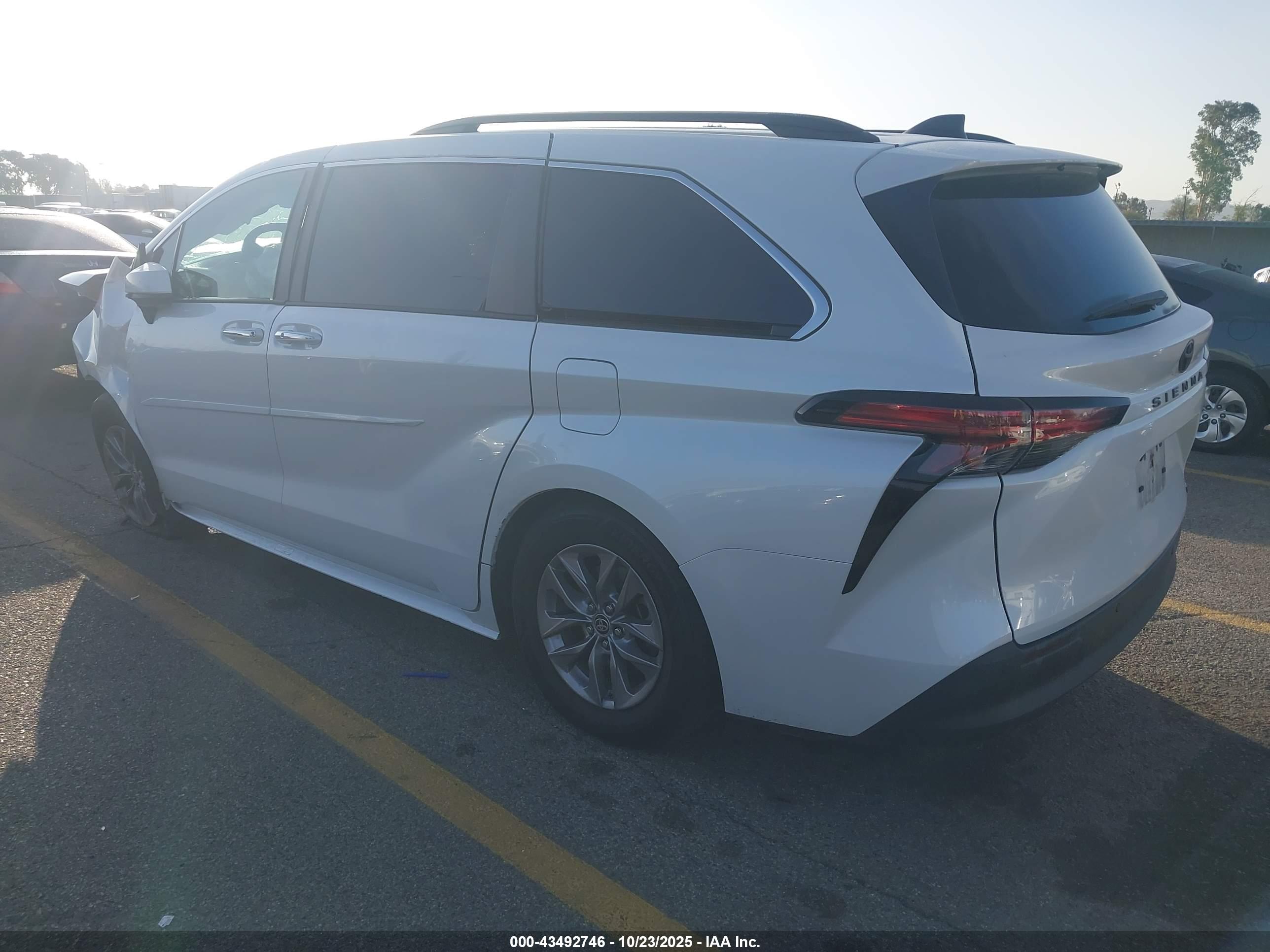 TOYOTA SIENNA image 3