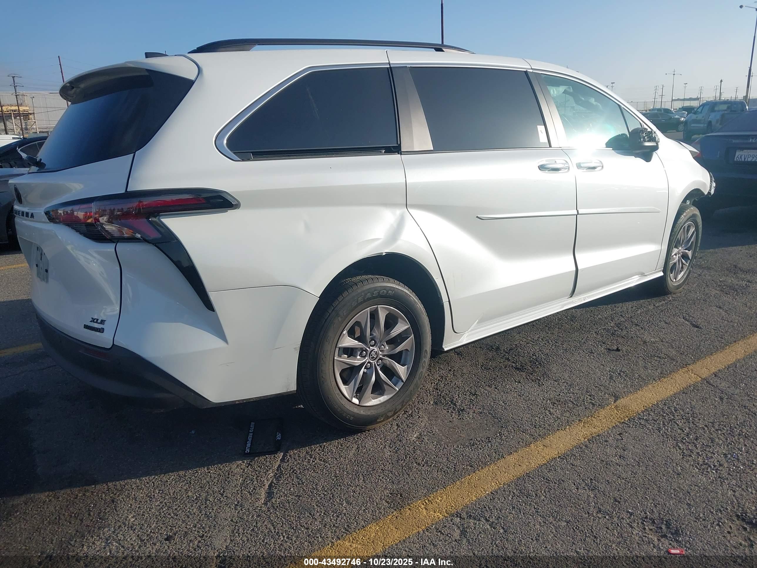 TOYOTA SIENNA image 4