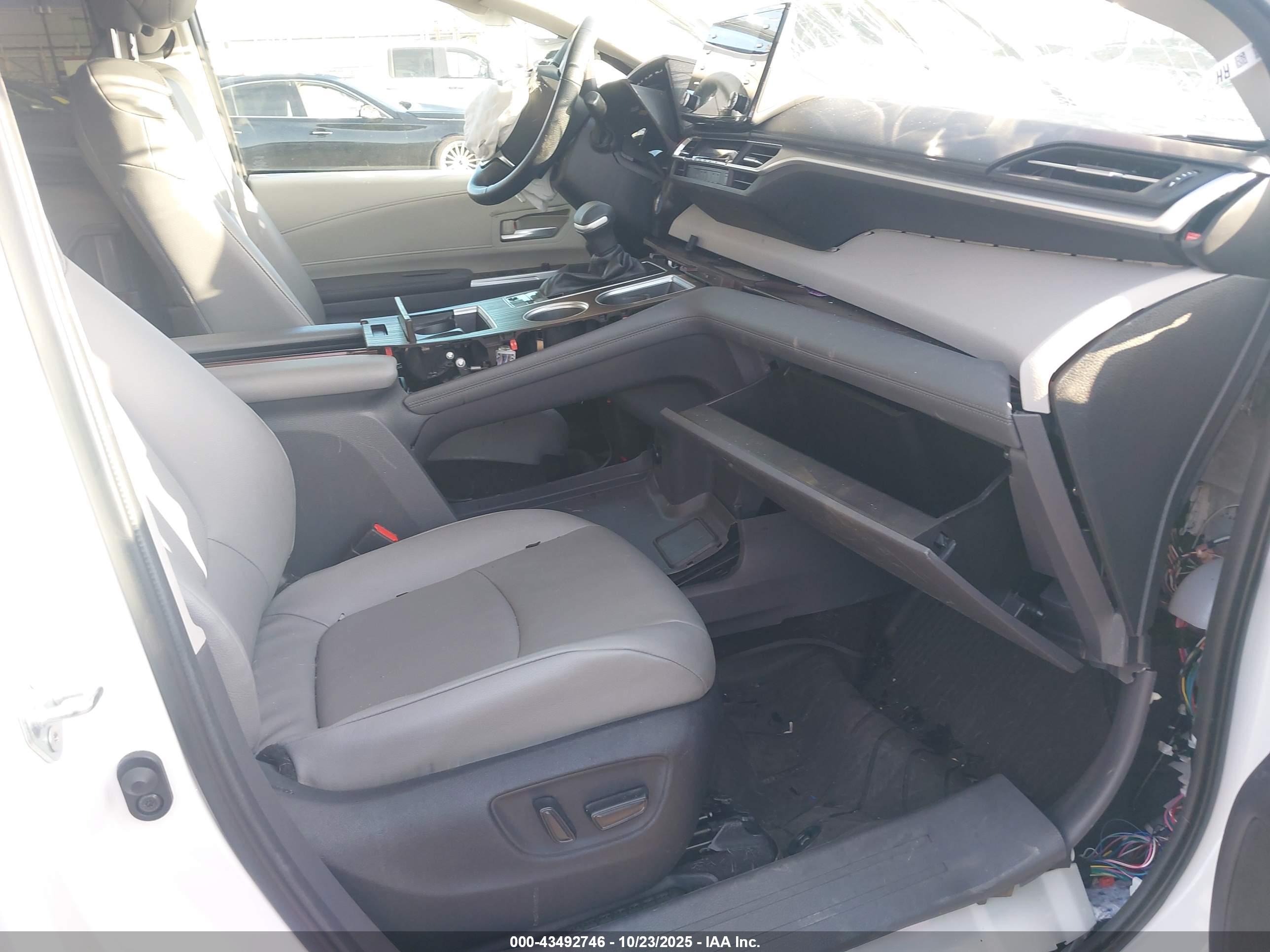 TOYOTA SIENNA image 5