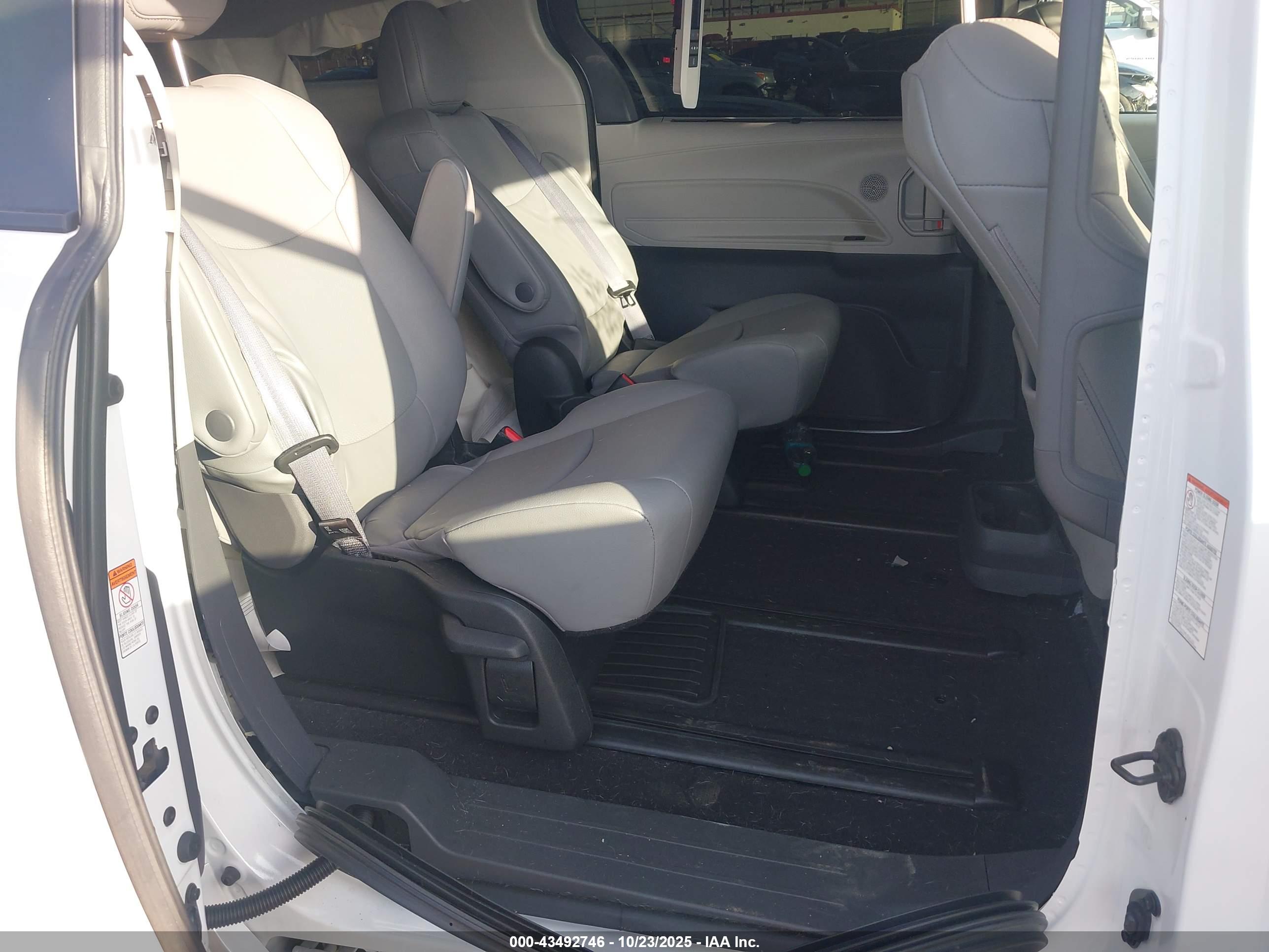 TOYOTA SIENNA image 8