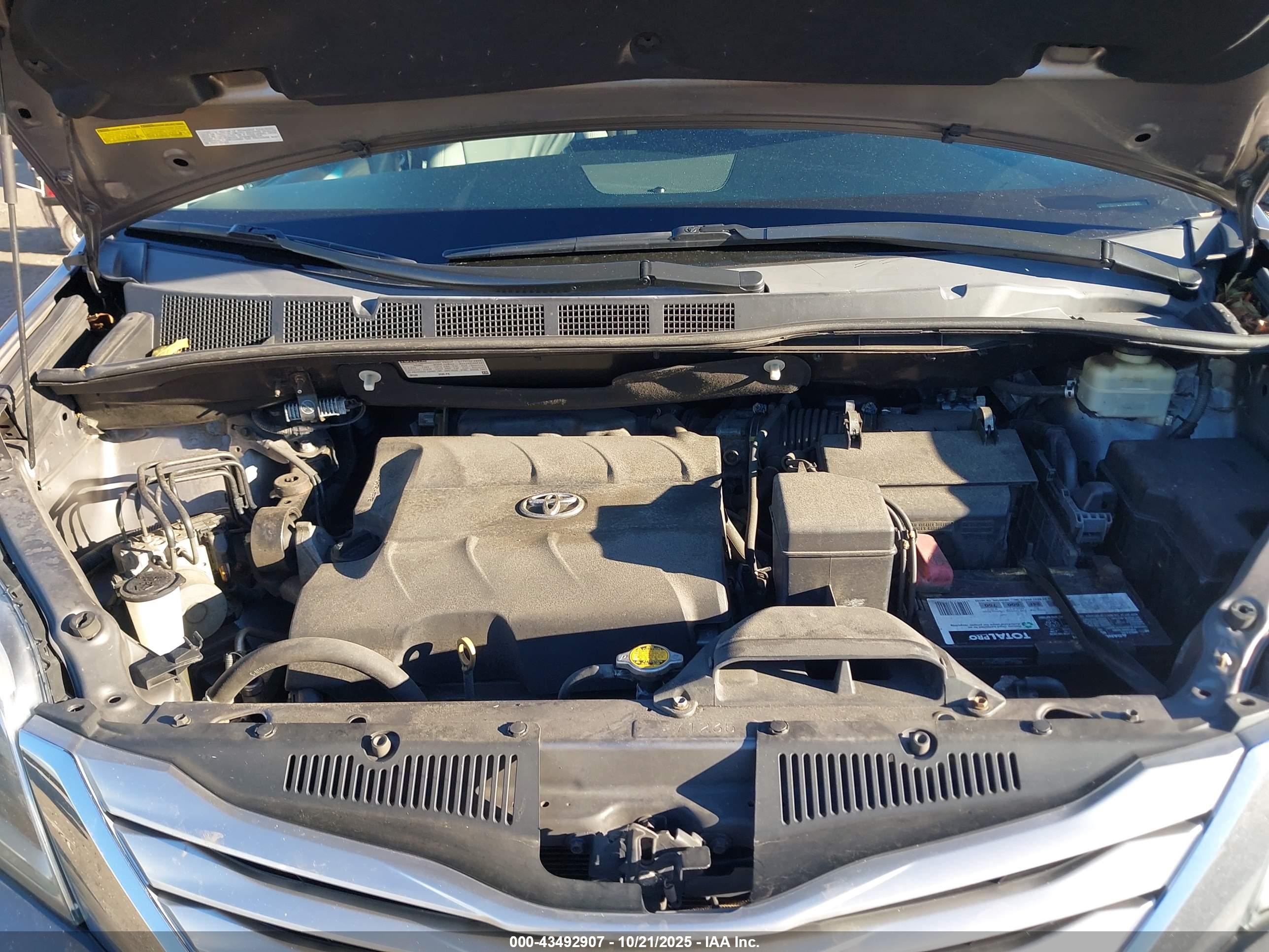 TOYOTA SIENNA image 10
