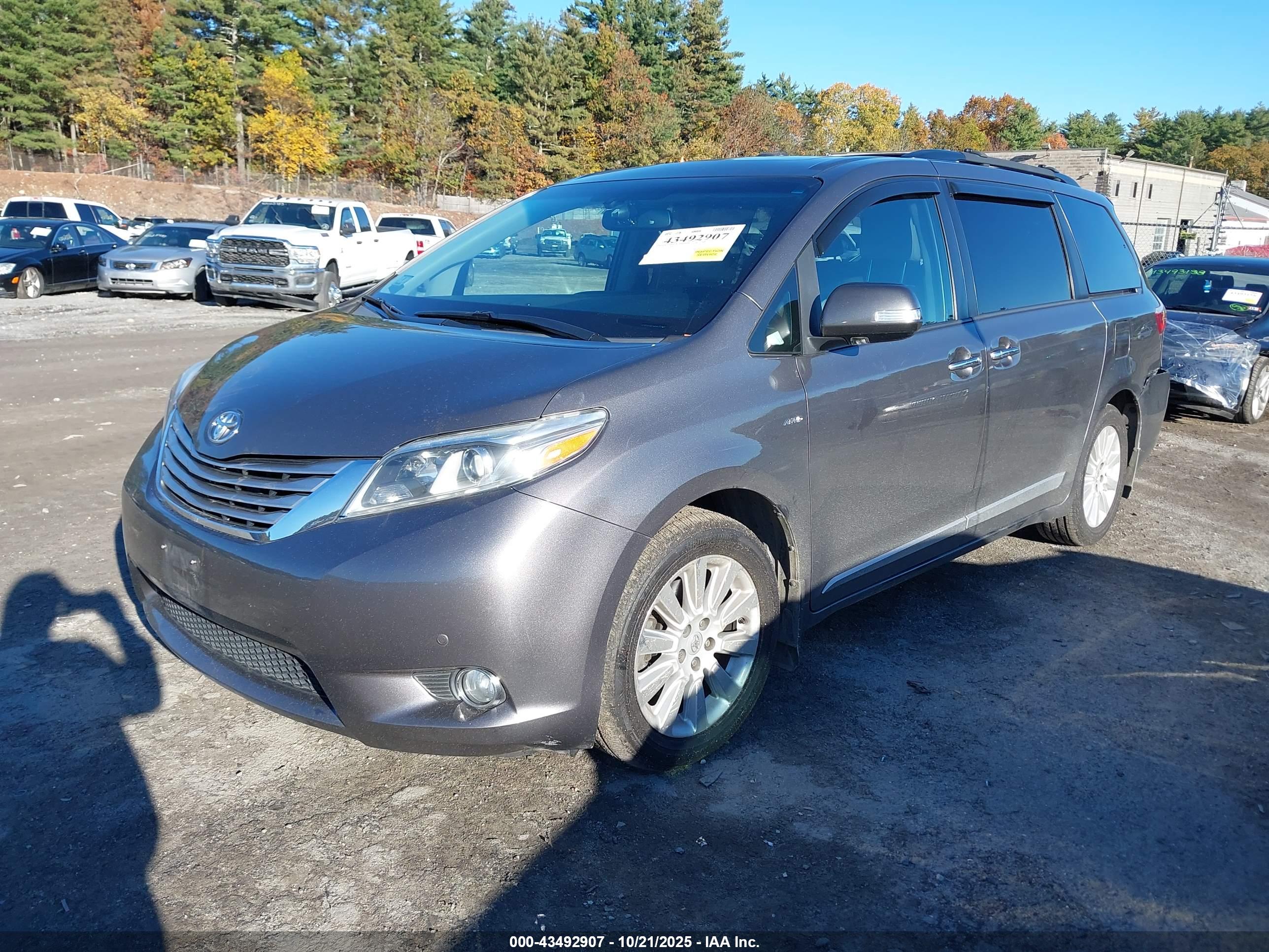 TOYOTA SIENNA image 2