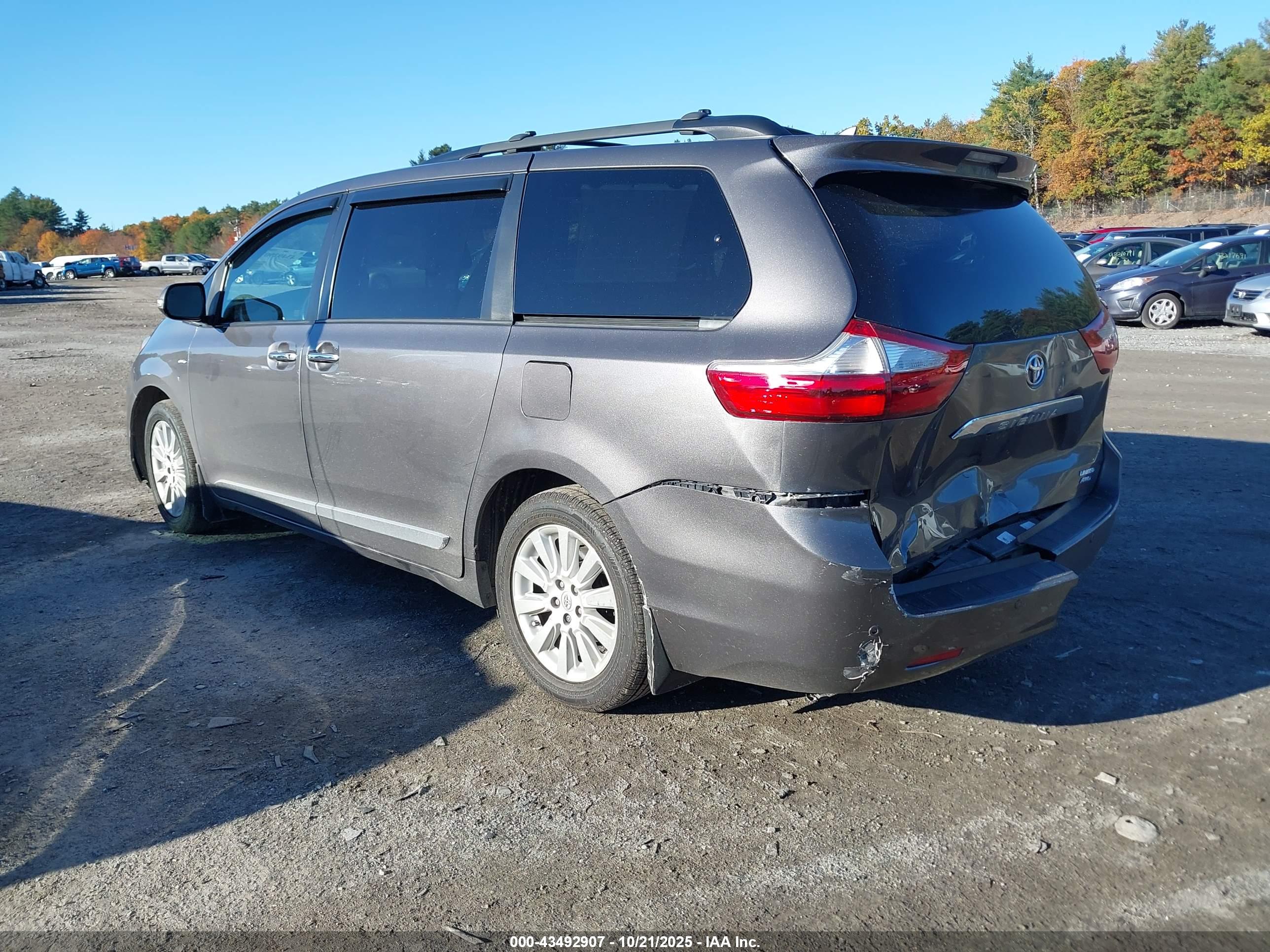 TOYOTA SIENNA image 3