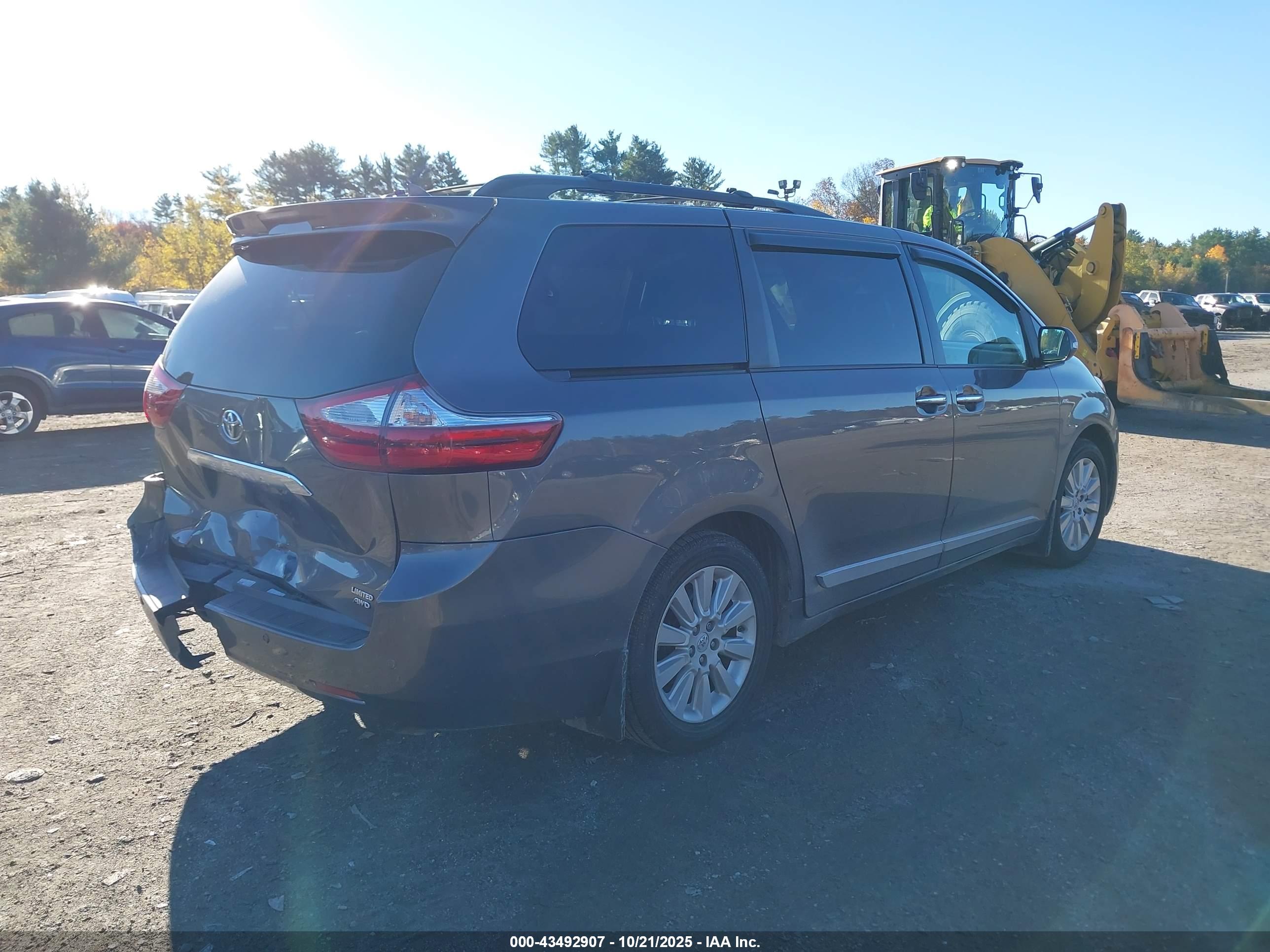TOYOTA SIENNA image 4