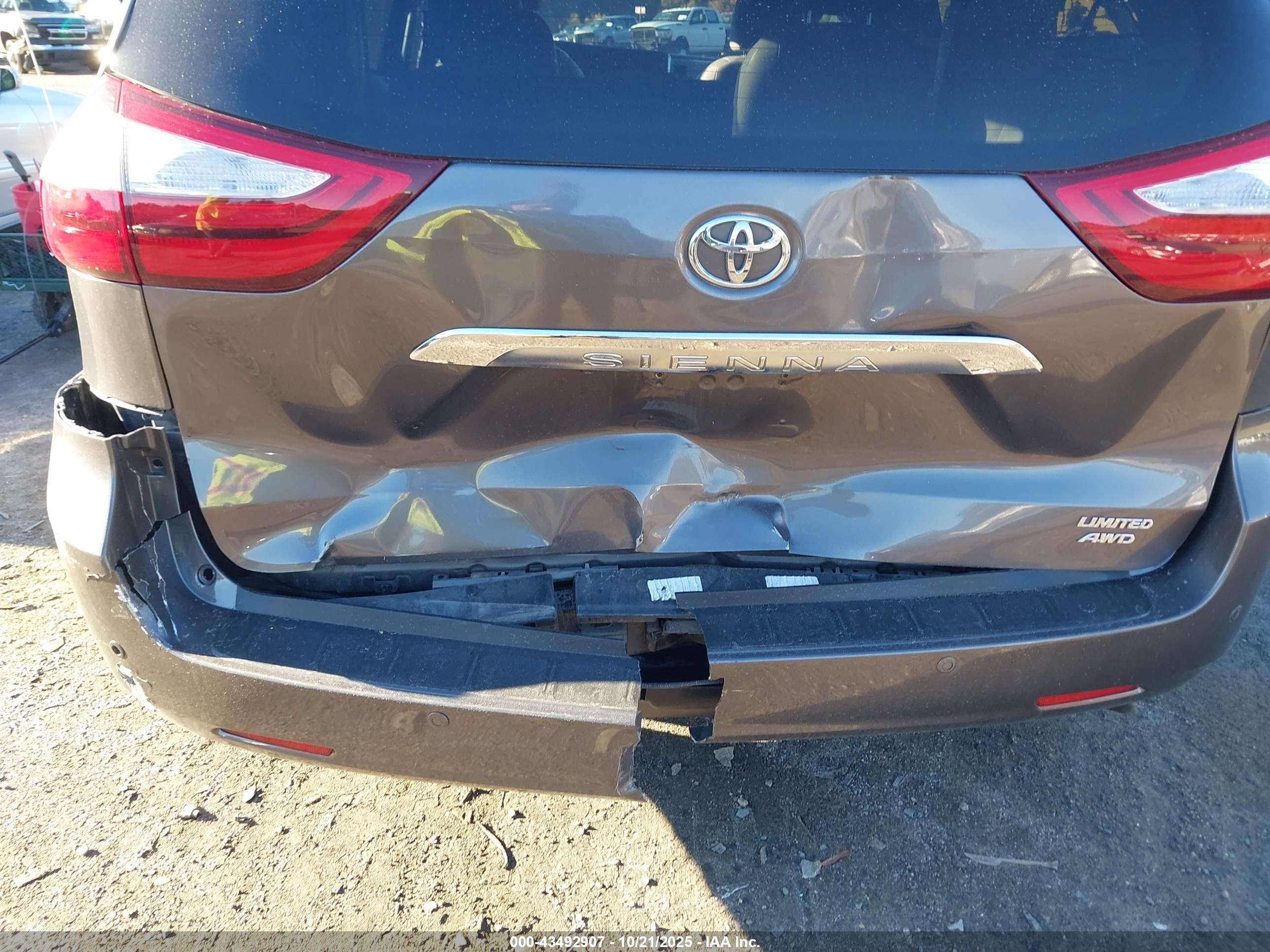 TOYOTA SIENNA image 6