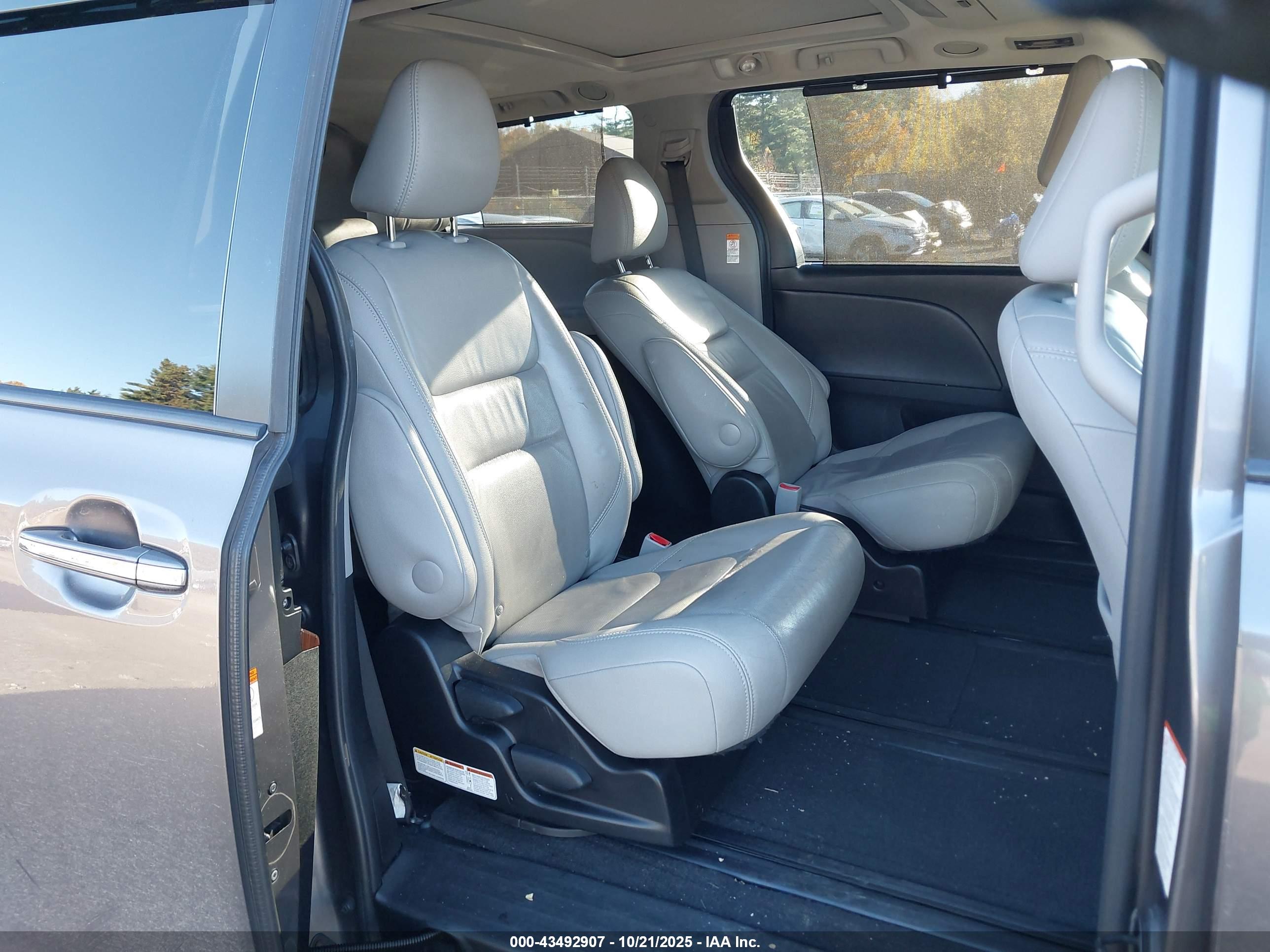 TOYOTA SIENNA image 8