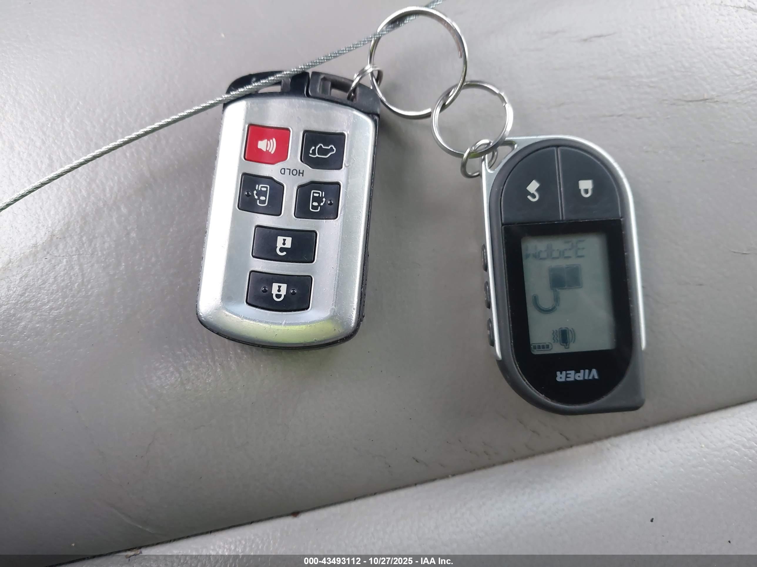 TOYOTA SIENNA image 11