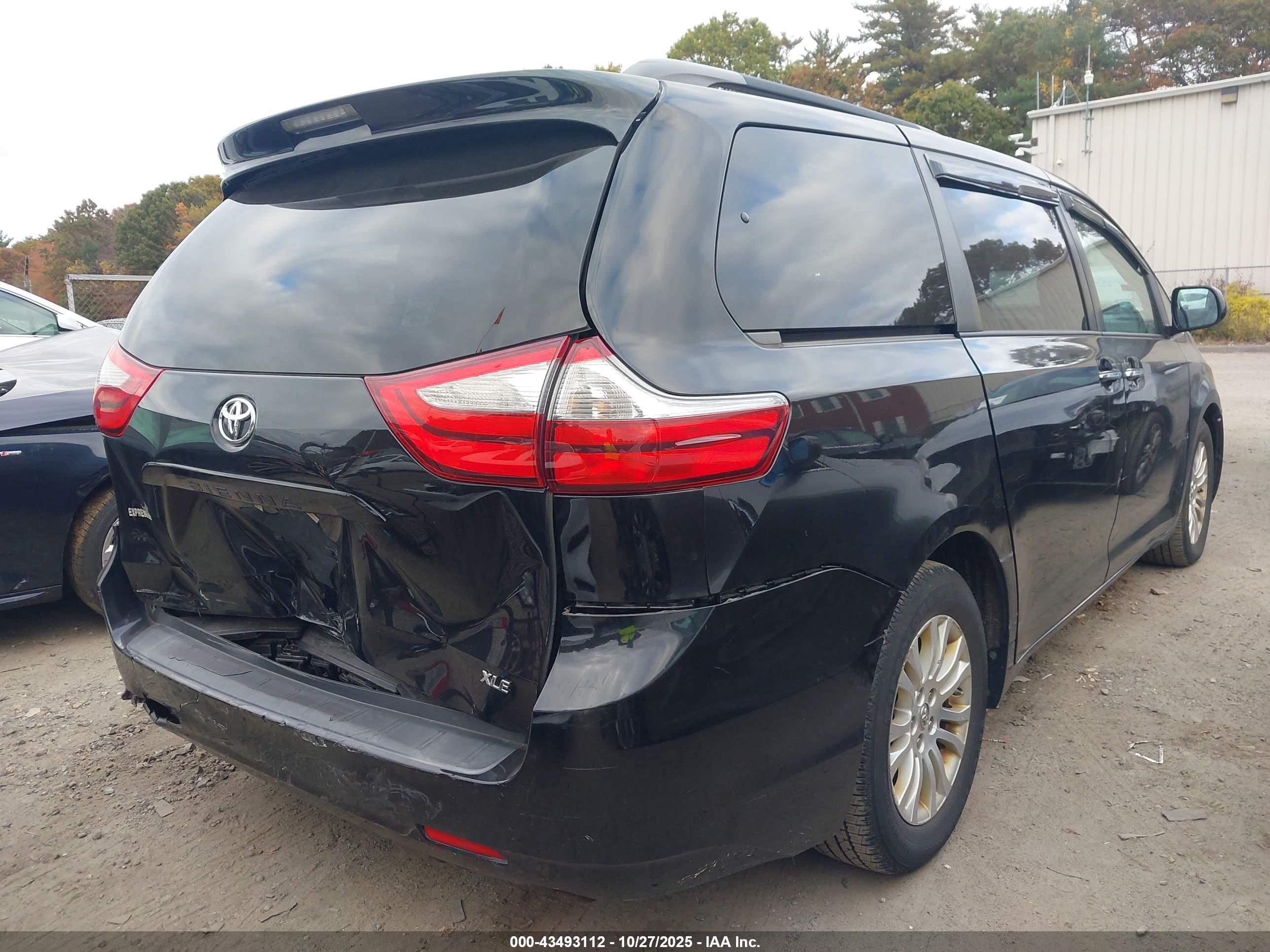 TOYOTA SIENNA image 4
