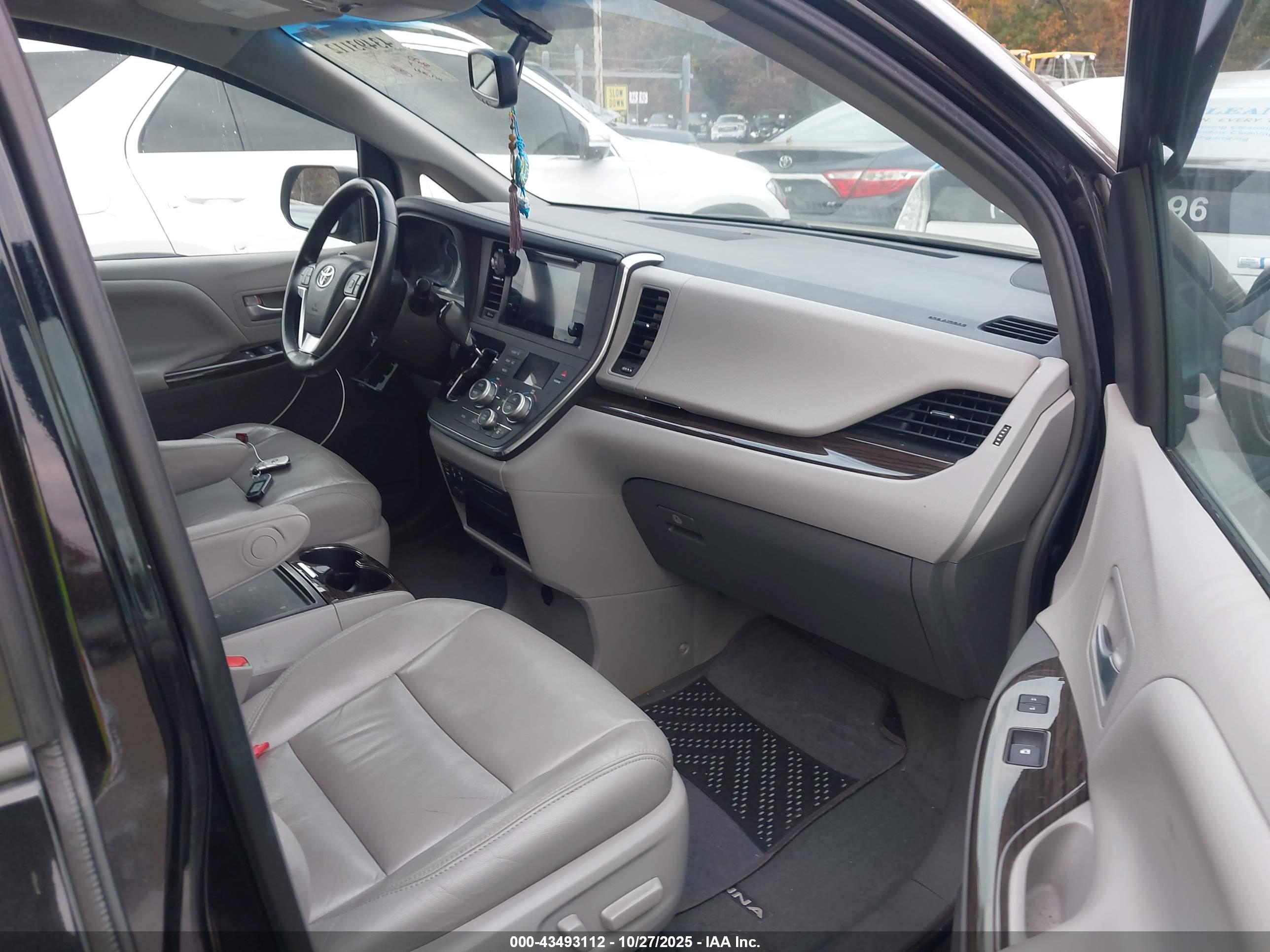 TOYOTA SIENNA image 5