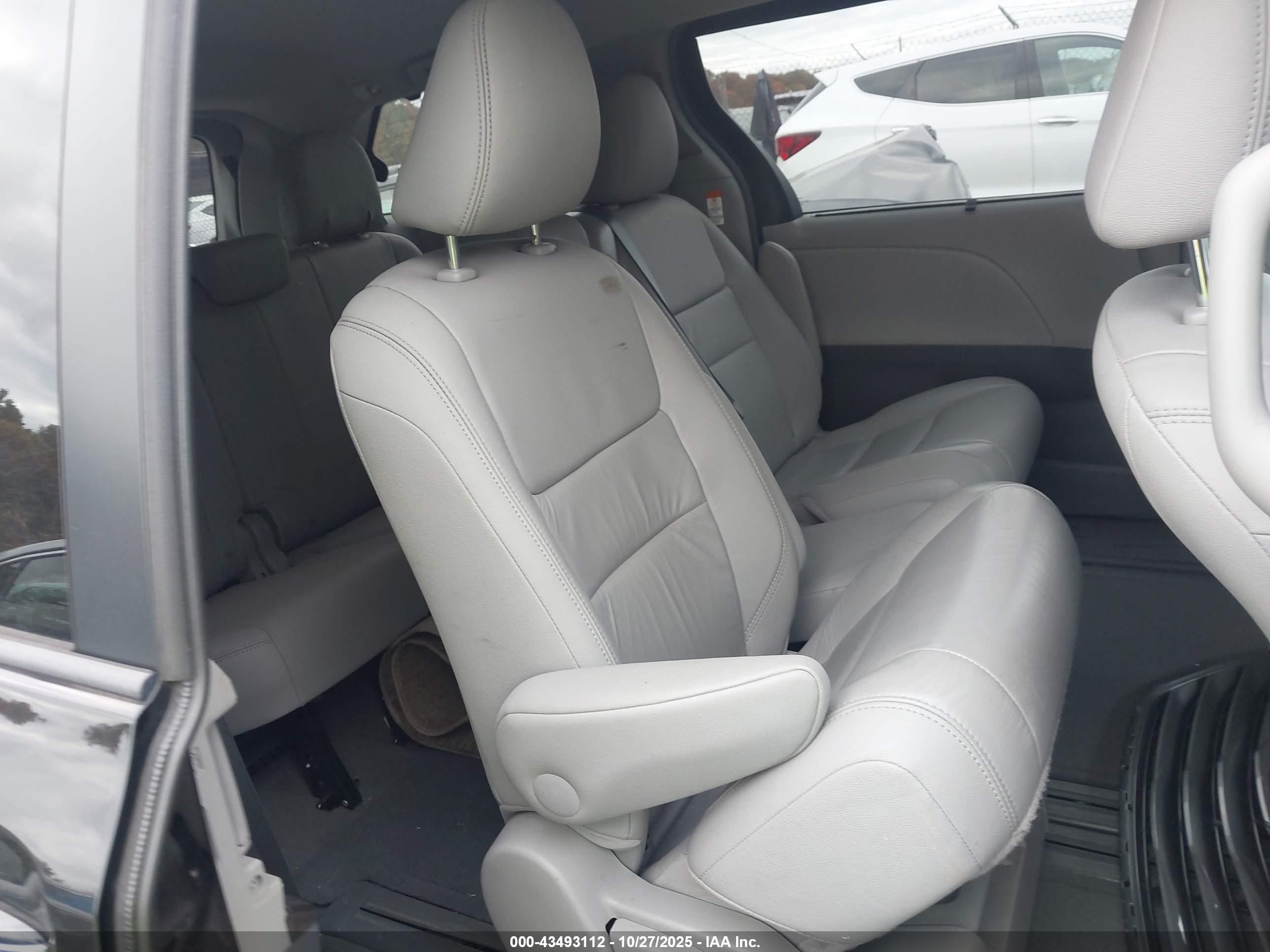 TOYOTA SIENNA image 8