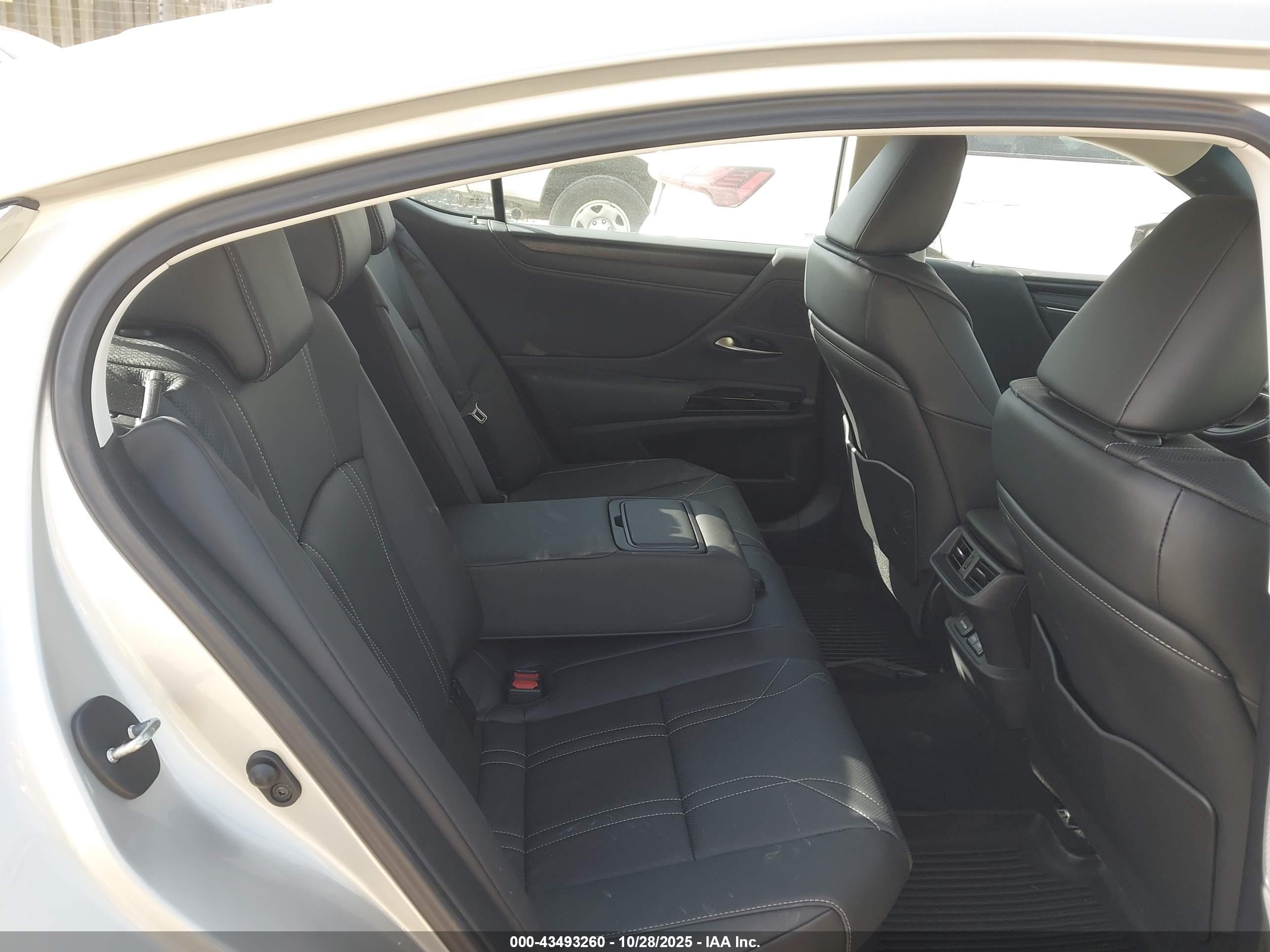 LEXUS ES image 8
