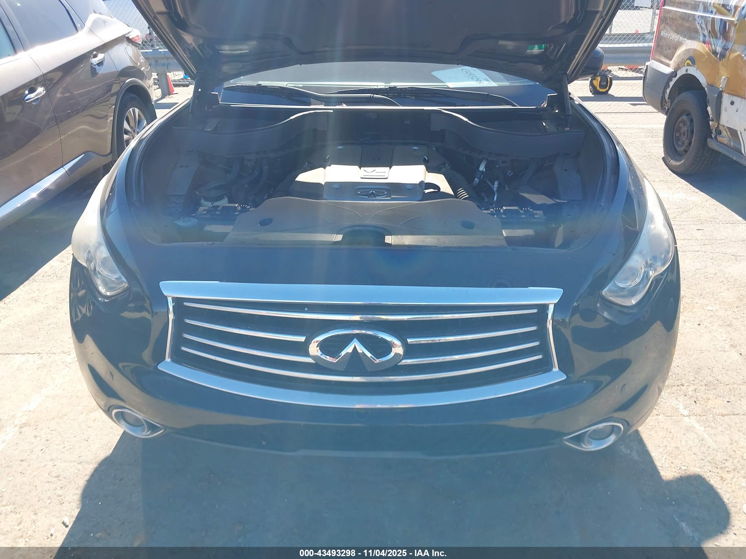 INFINITI QX70 image 10