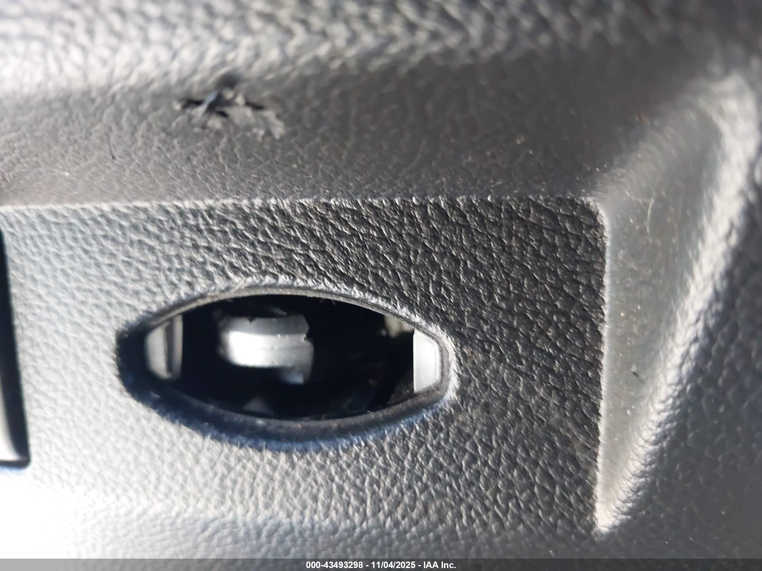 INFINITI QX70 image 11