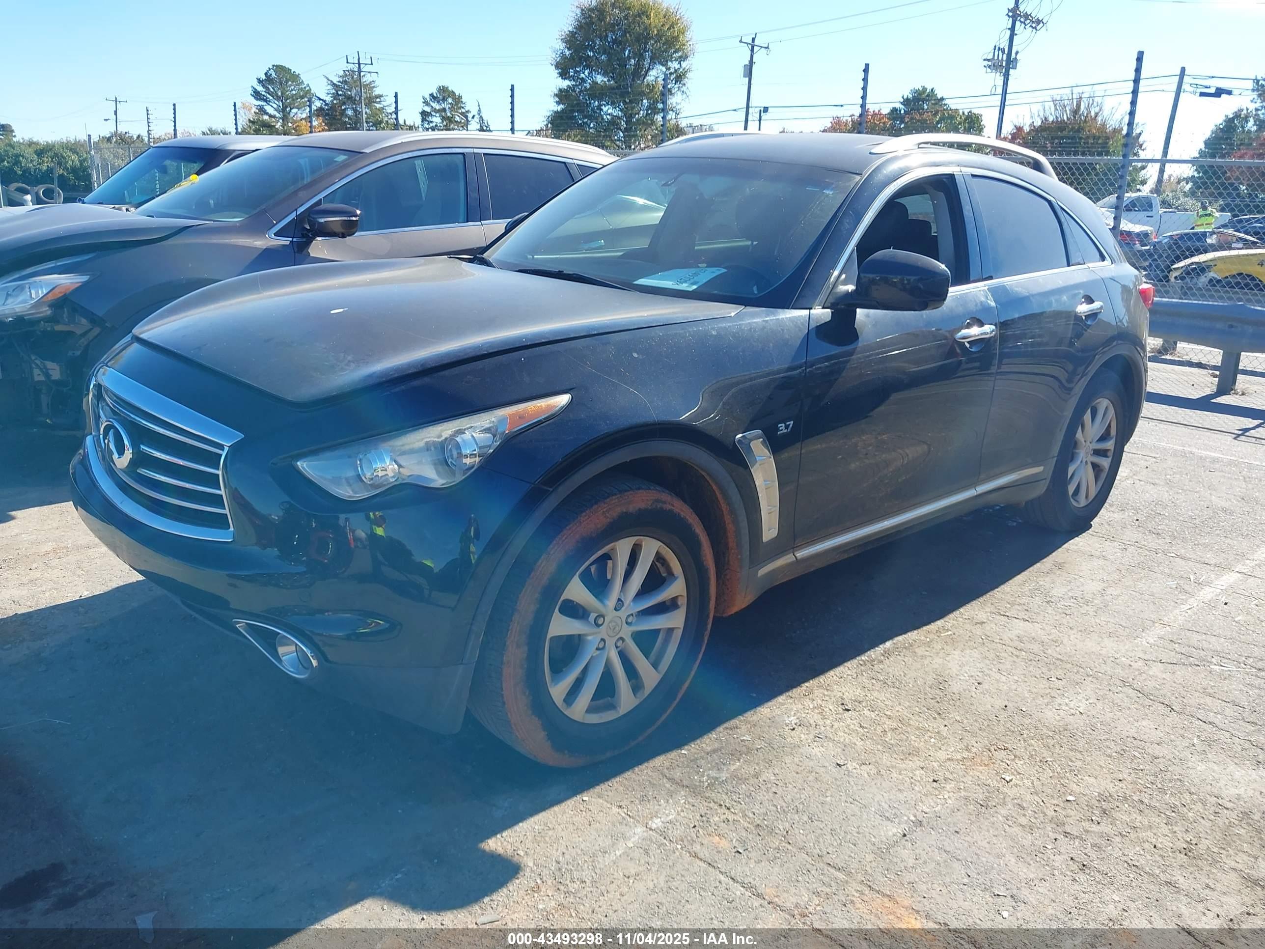 INFINITI QX70 image 2