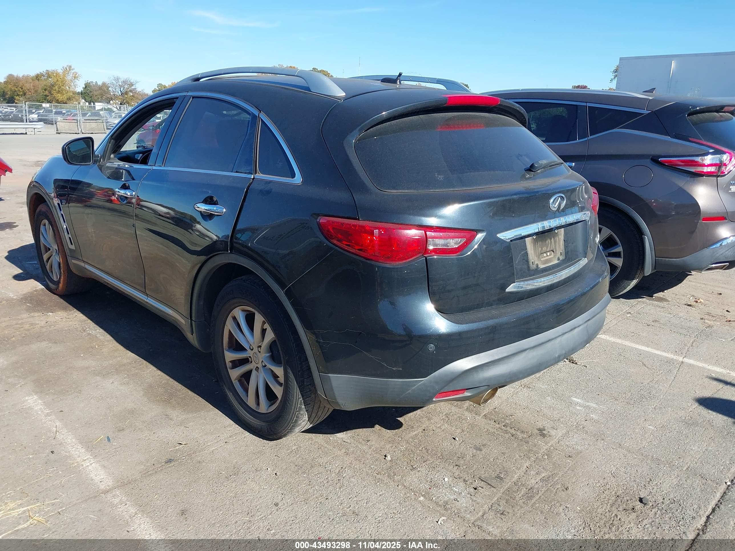INFINITI QX70 image 3