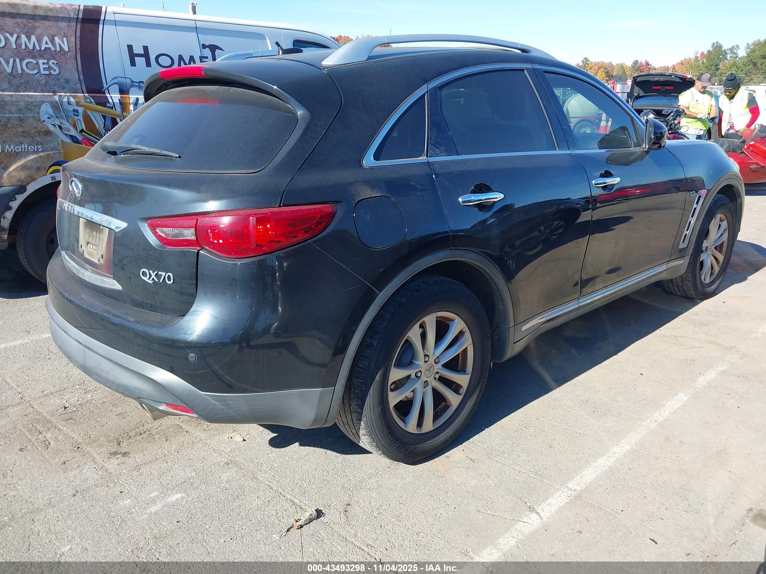 INFINITI QX70 image 4