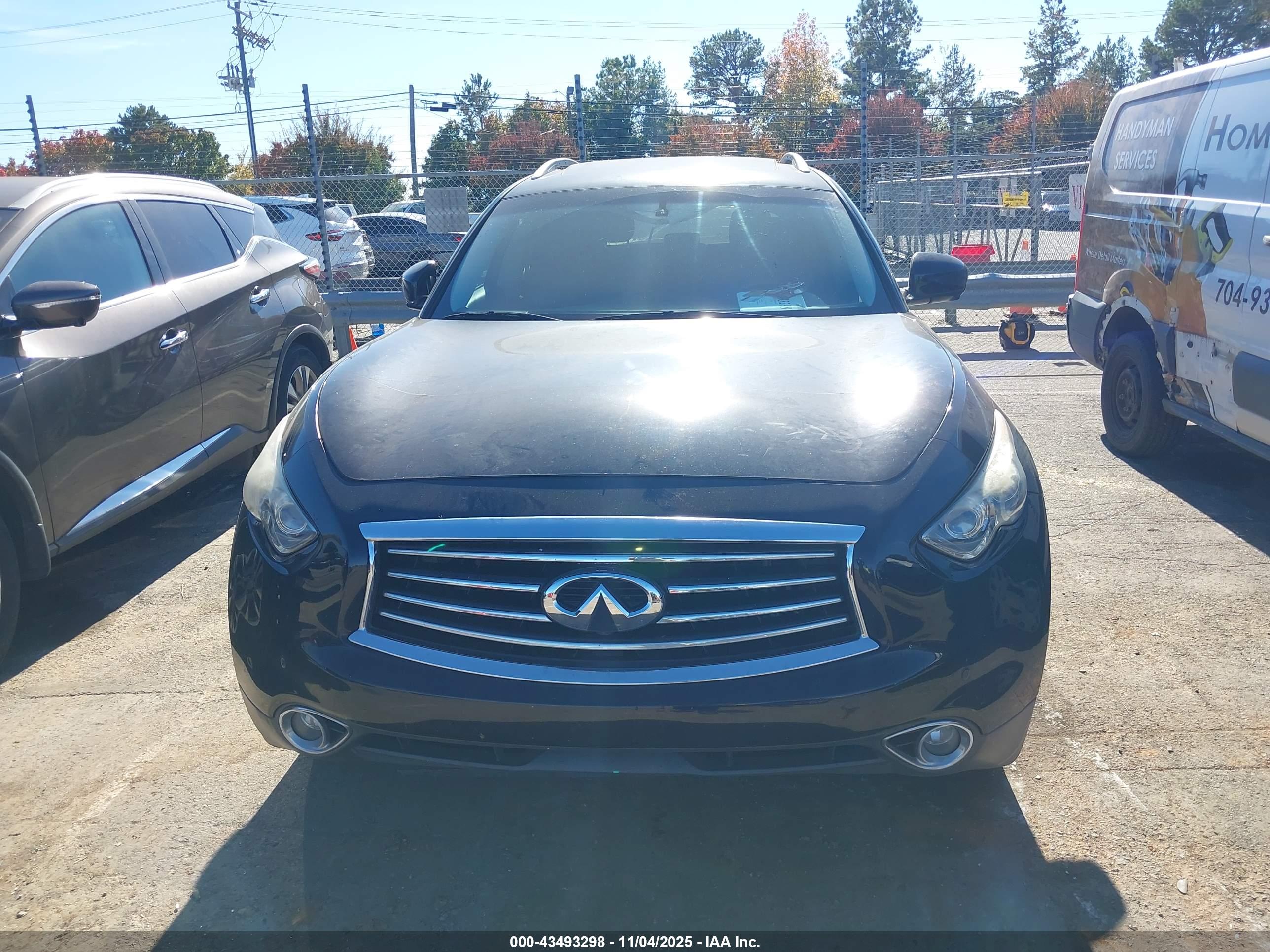 INFINITI QX70 image 6