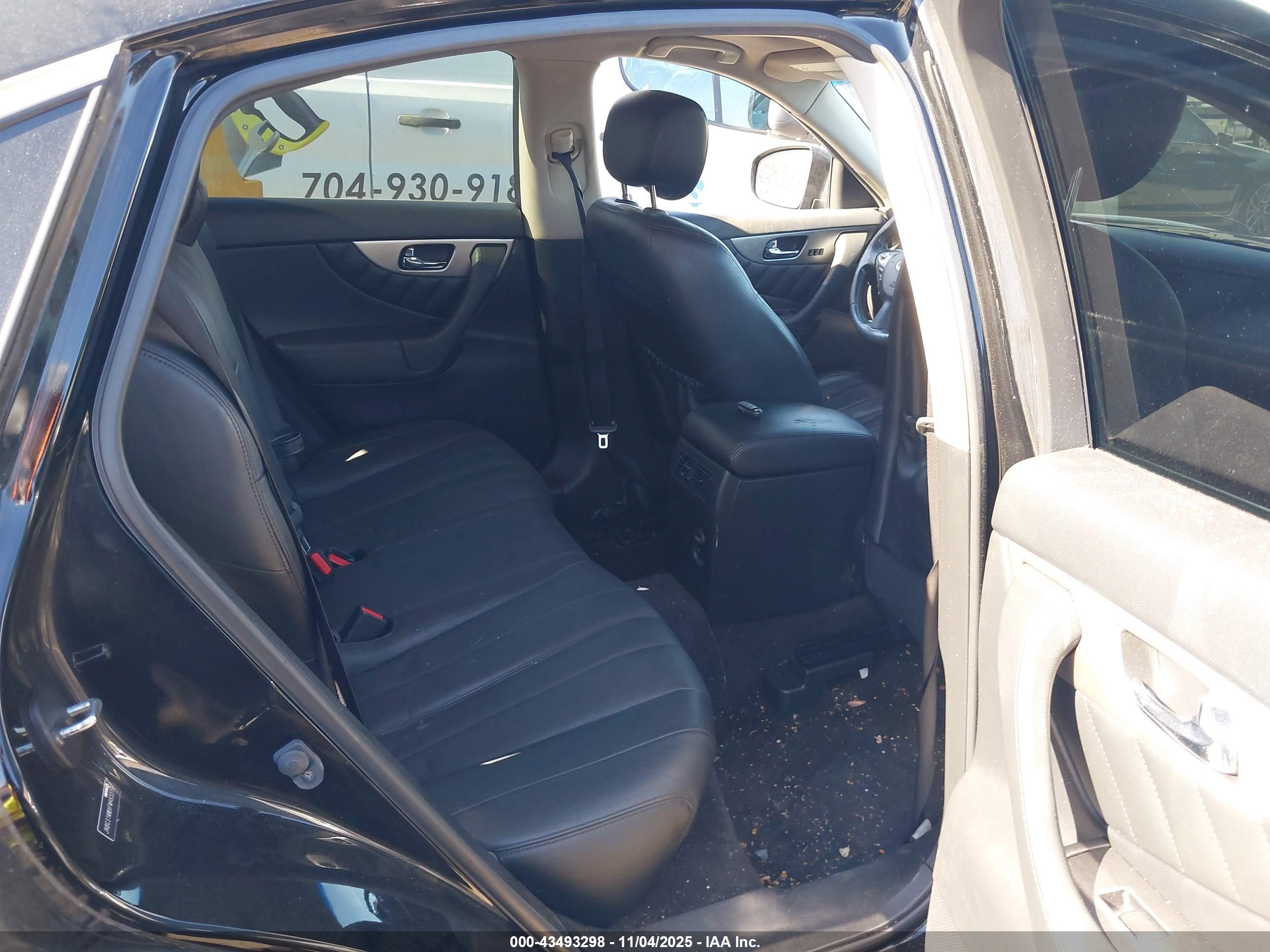 INFINITI QX70 image 8