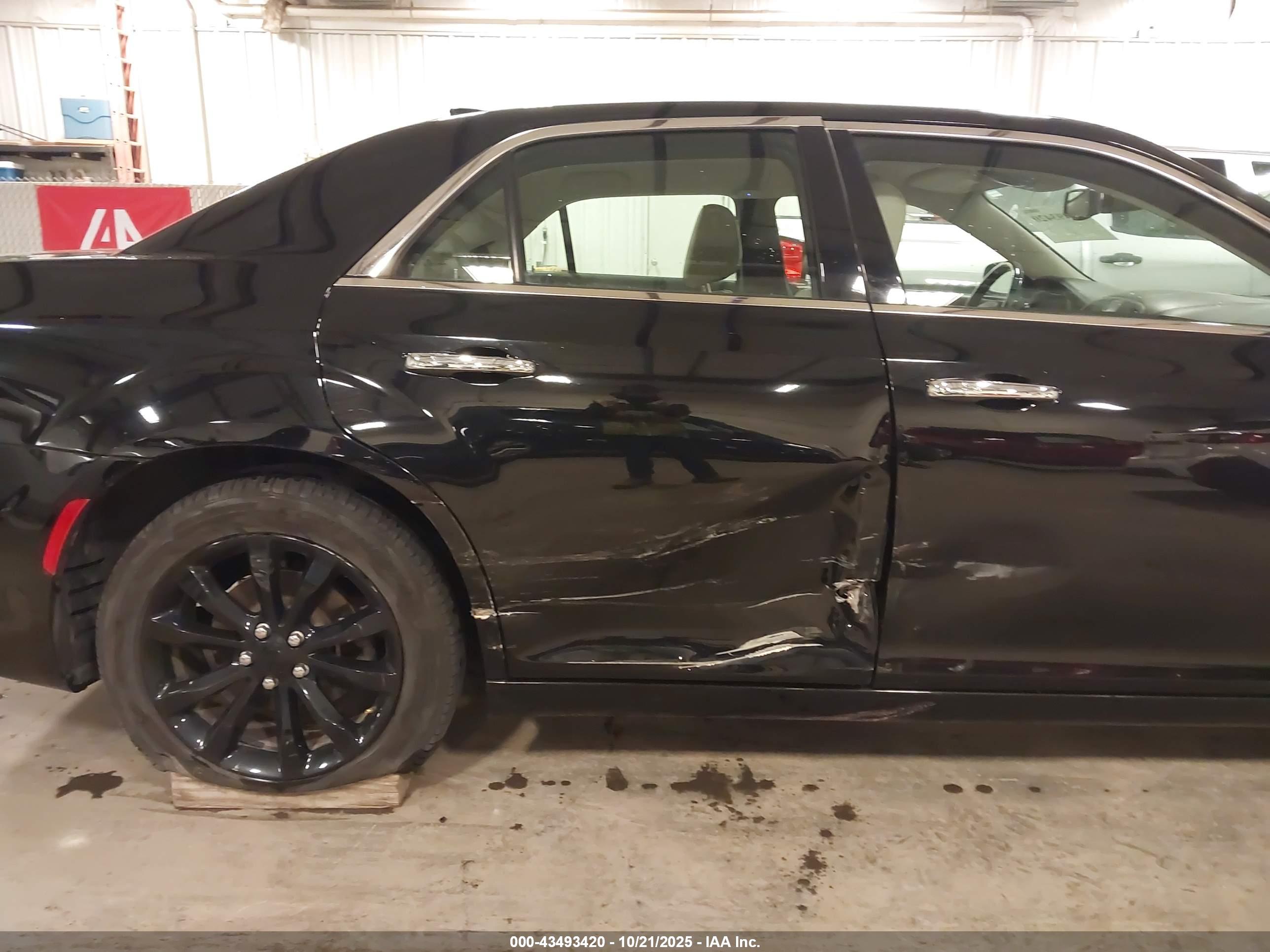 CHRYSLER 300 image 6