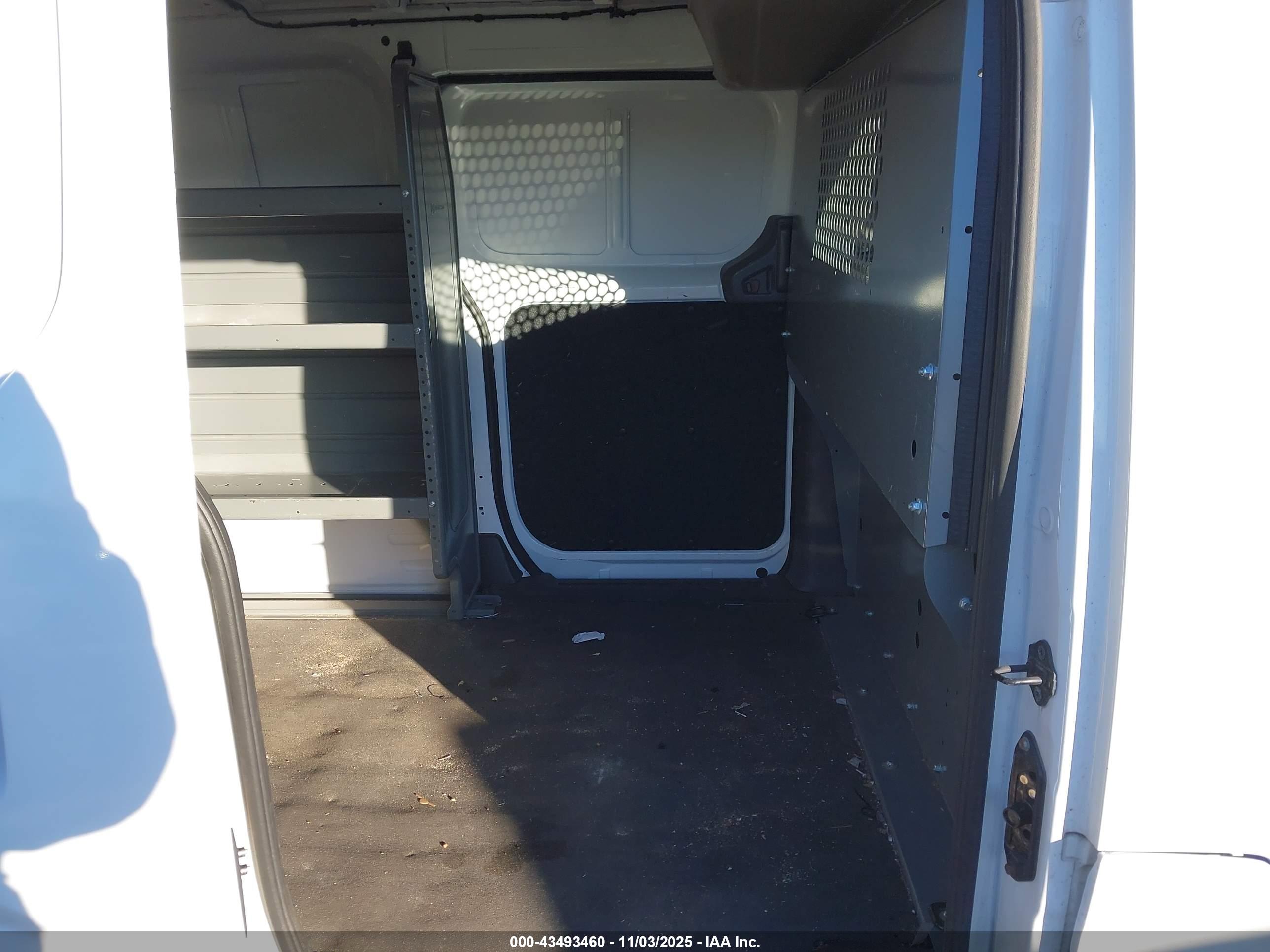 NISSAN NV200 image 8