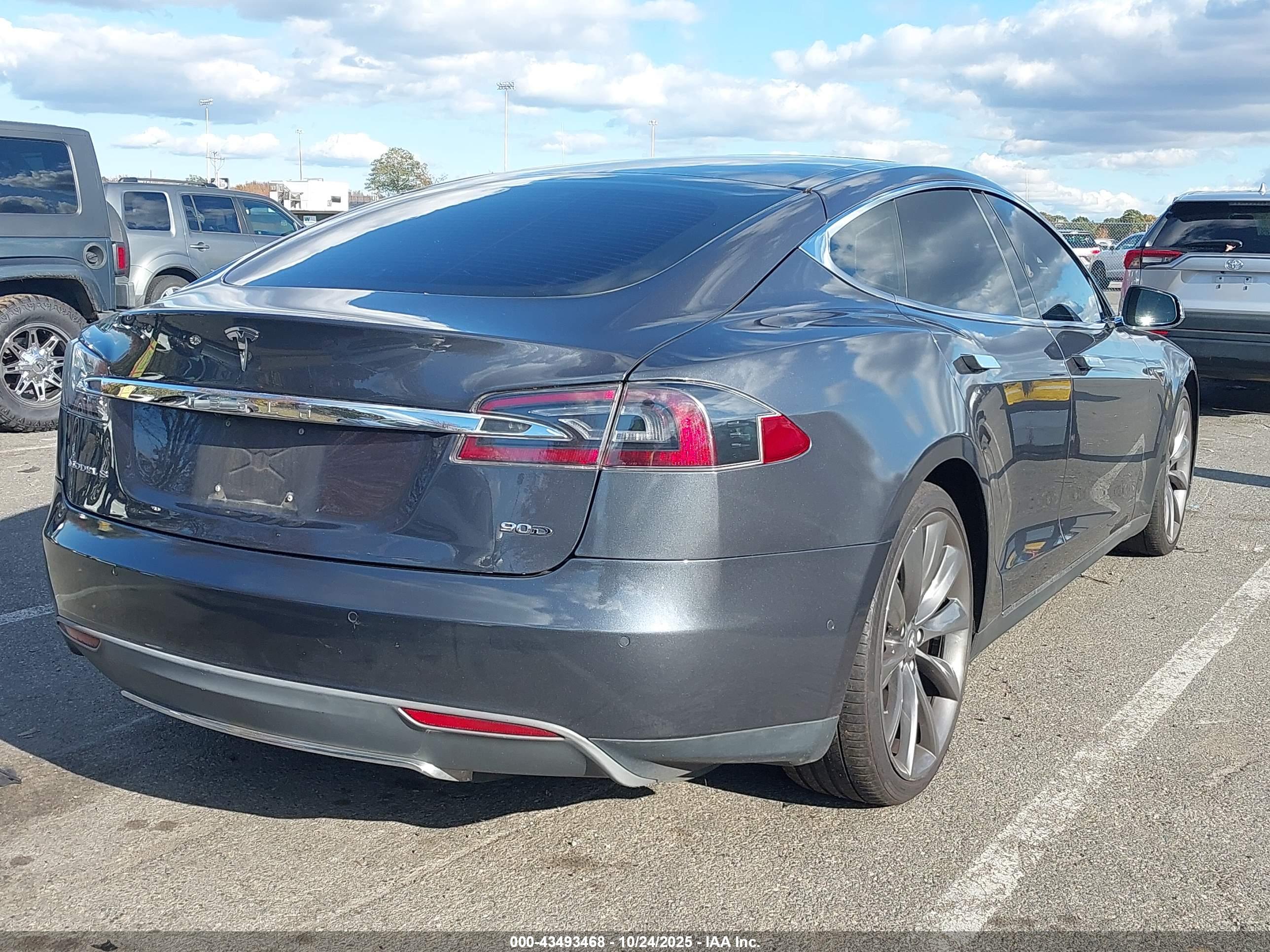 TESLA MODEL image 4