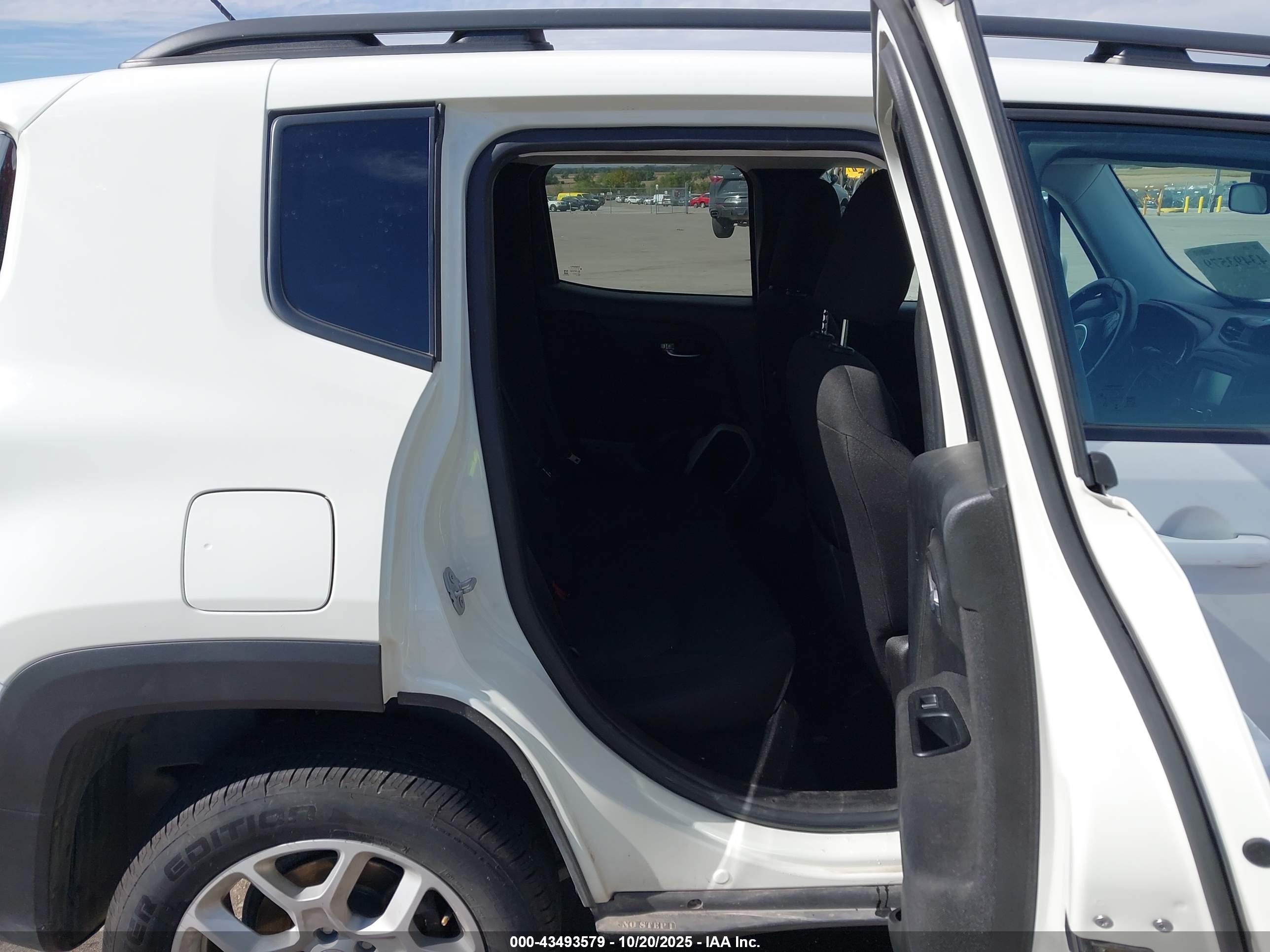 JEEP RENEGADE image 8