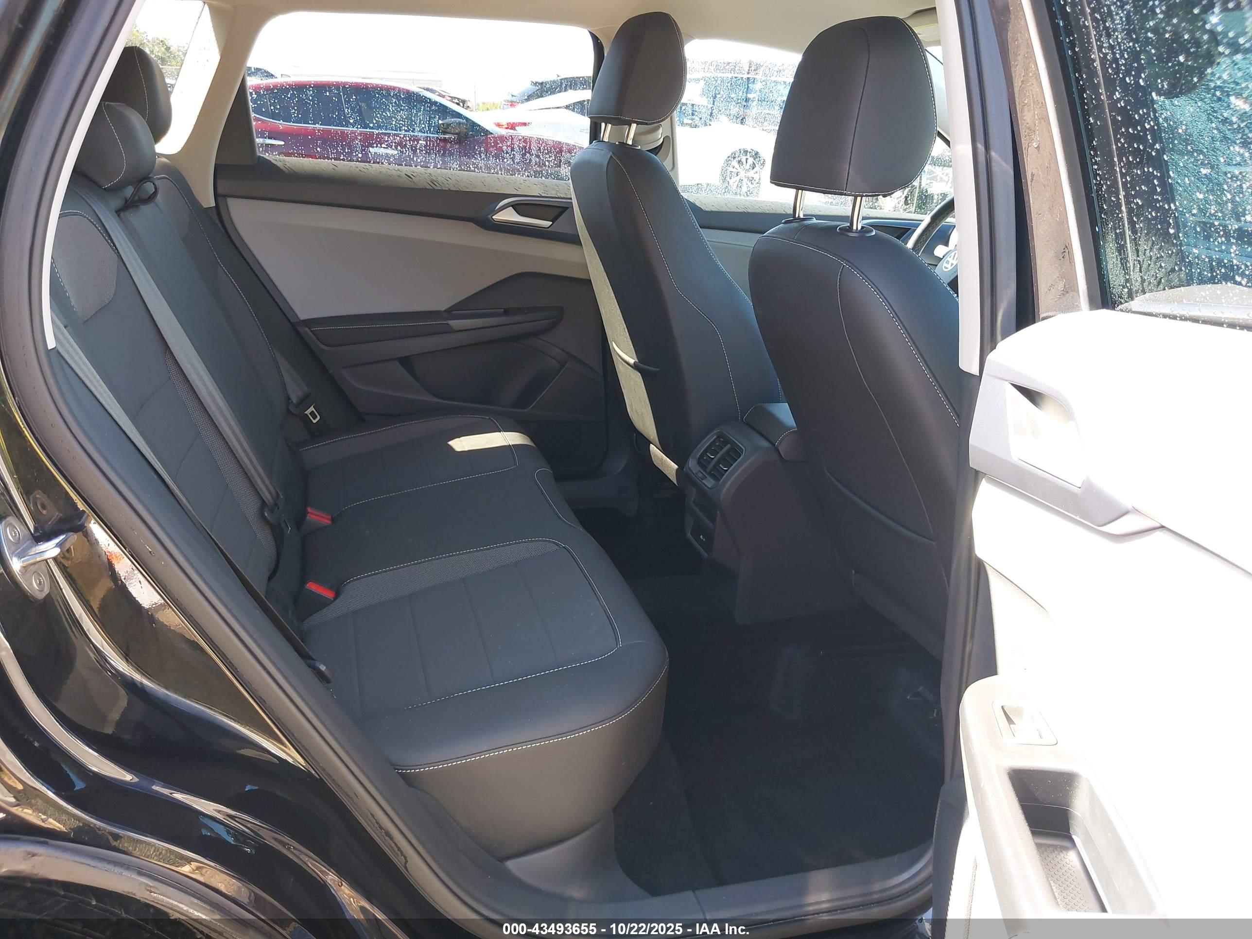 VOLKSWAGEN TAOS image 8