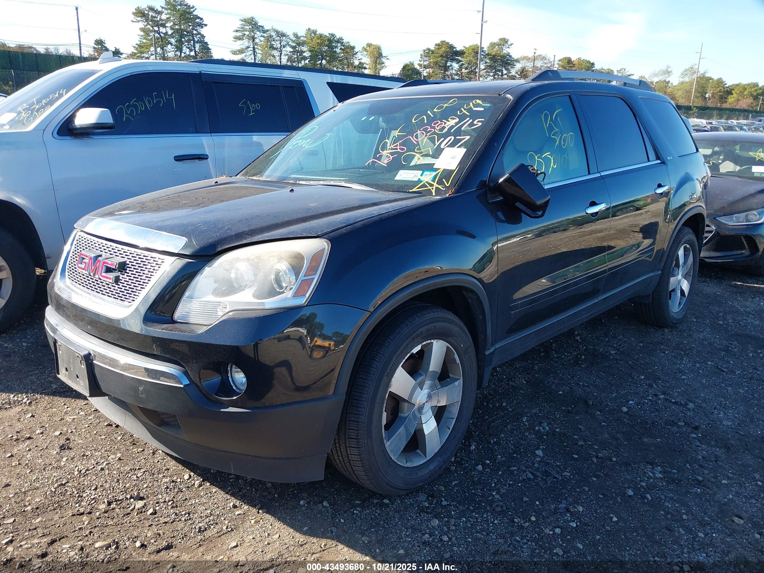 GMC ACADIA image 2
