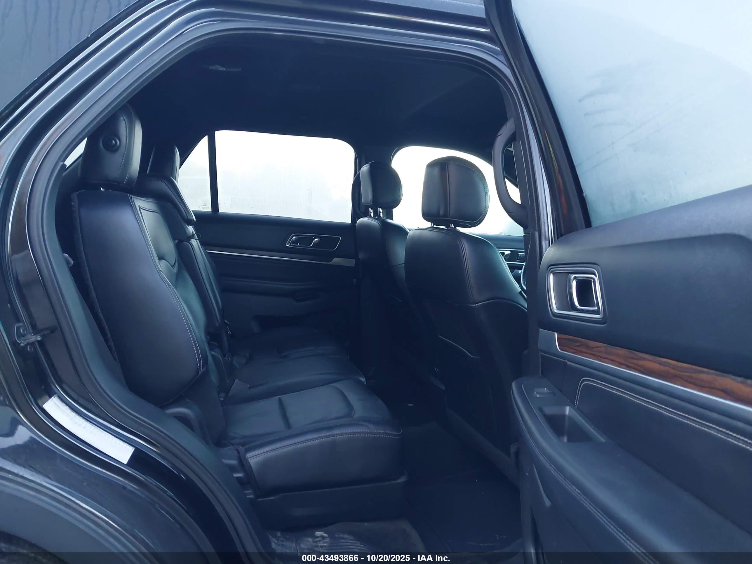 FORD EXPLORER image 8
