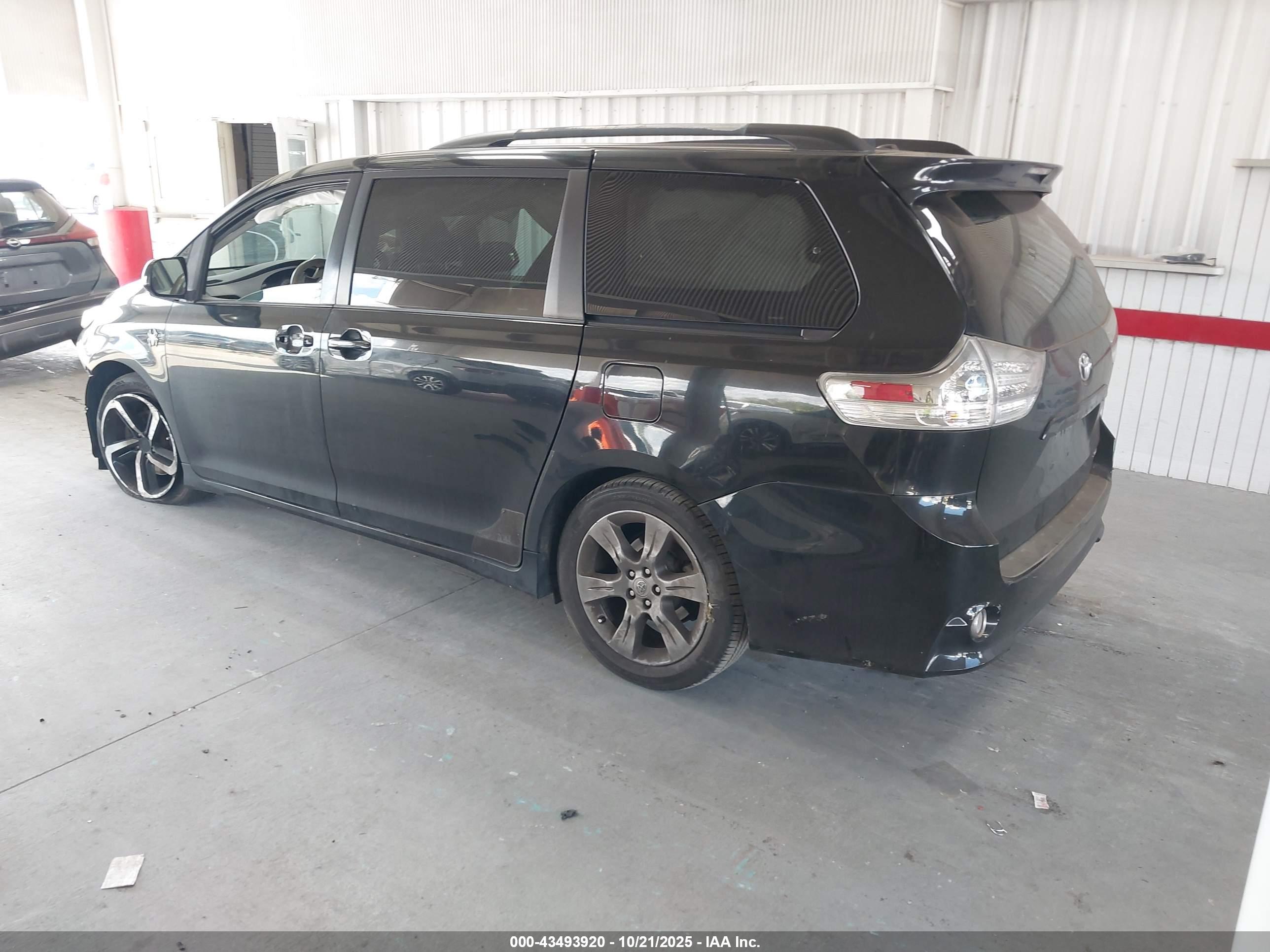 TOYOTA SIENNA image 3