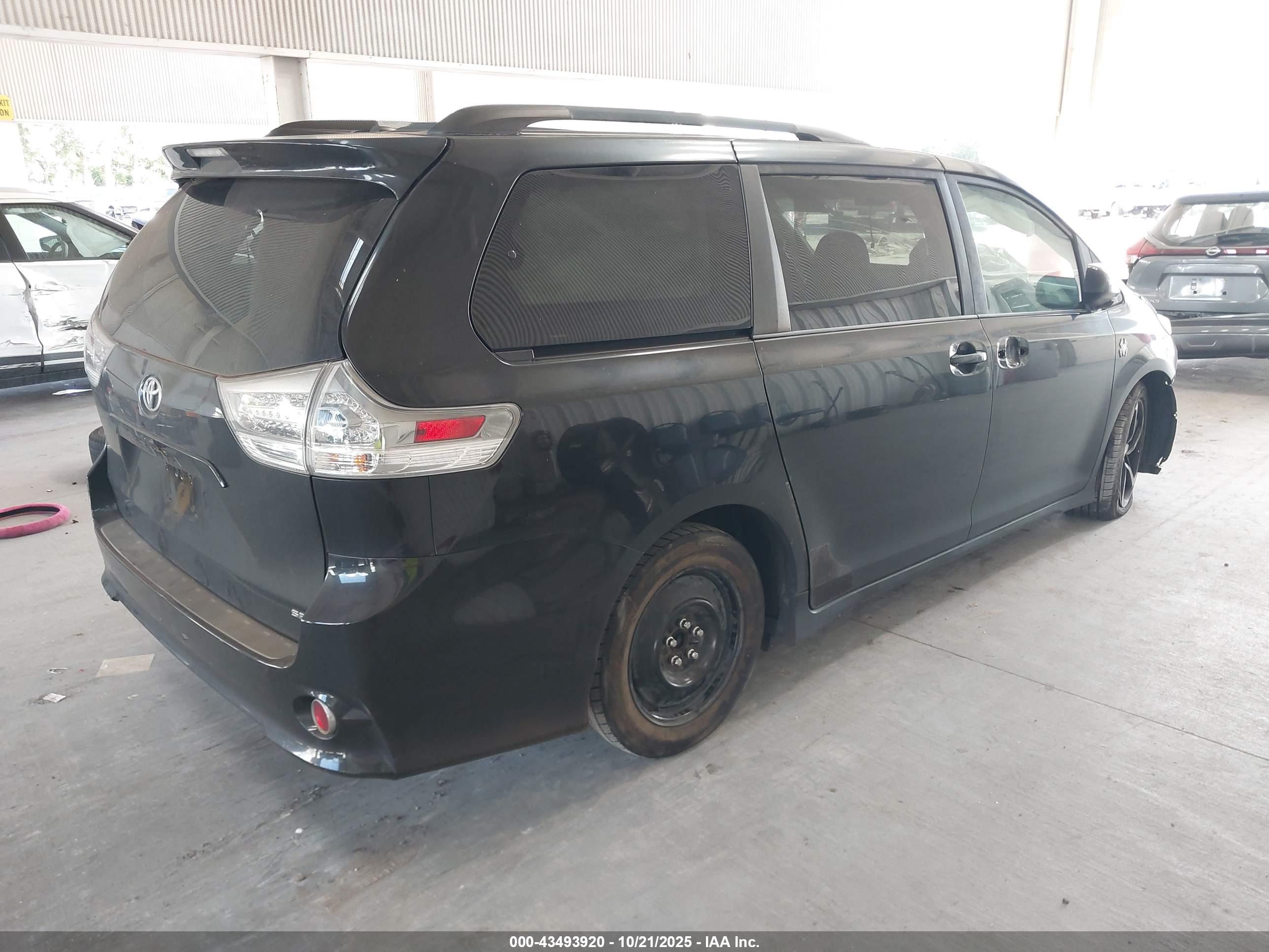 TOYOTA SIENNA image 4