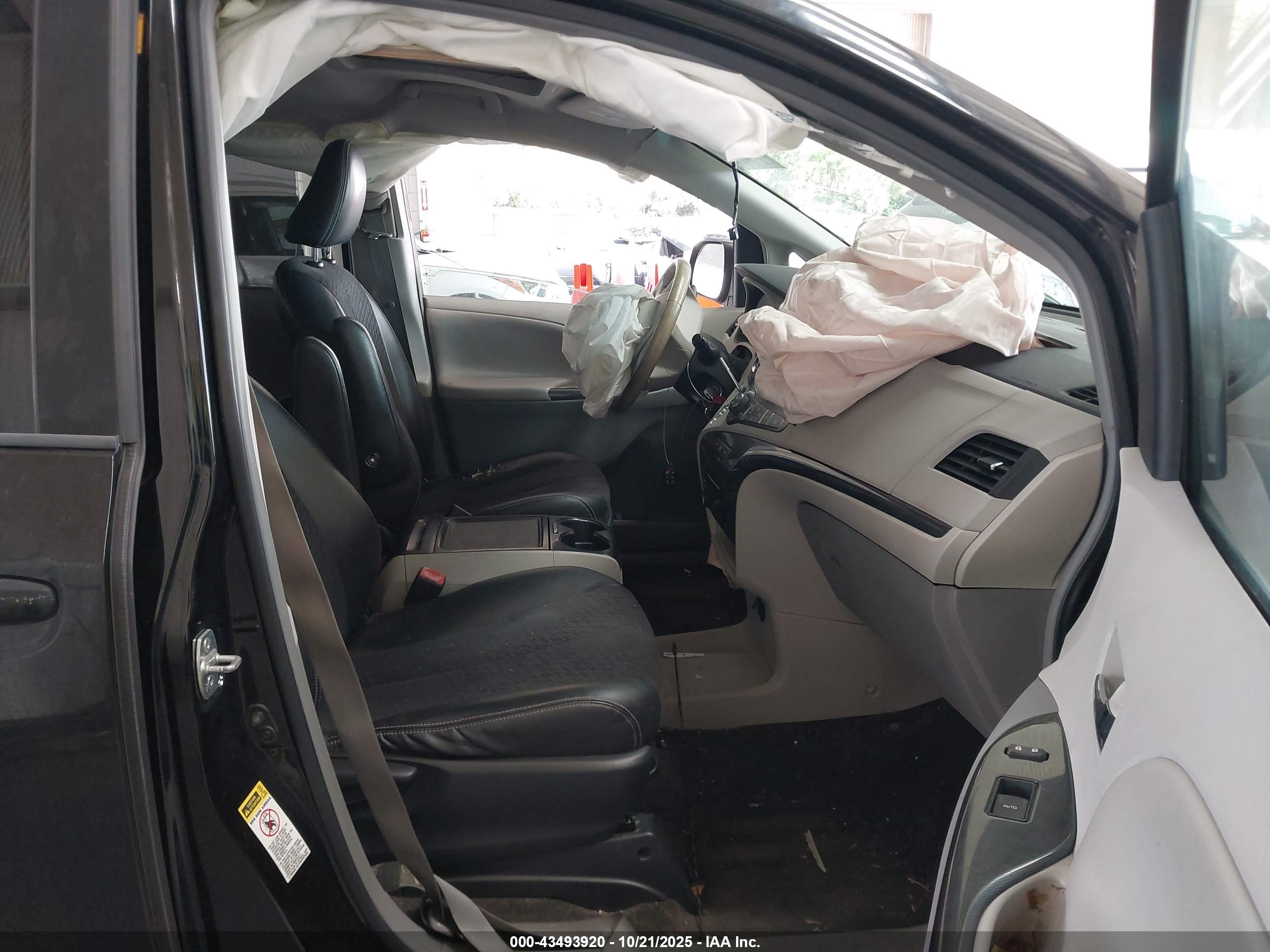 TOYOTA SIENNA image 5